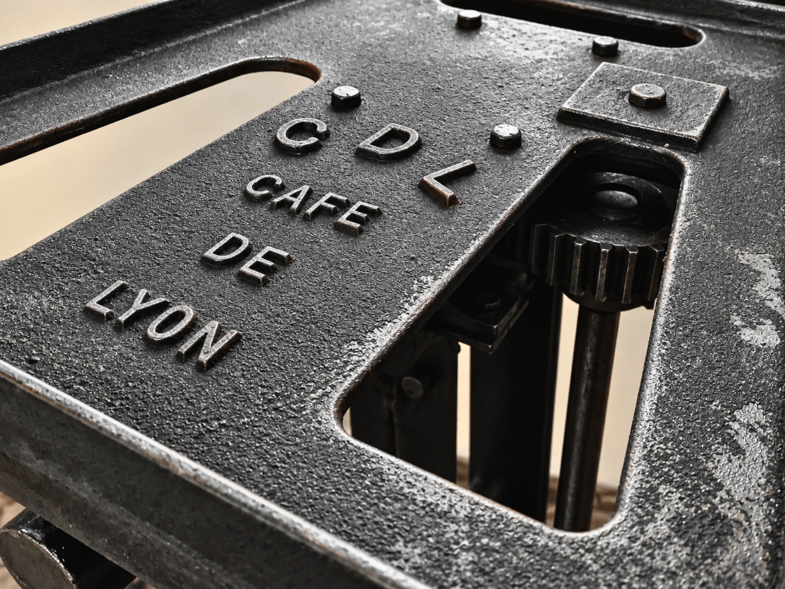 Un pied de table Café de Lyon