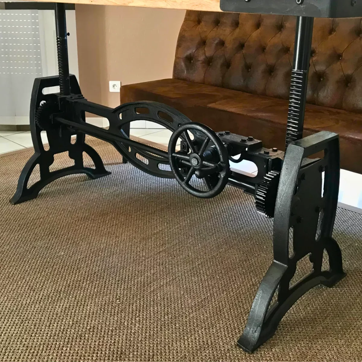 Un pied de bureau réglable en fonte