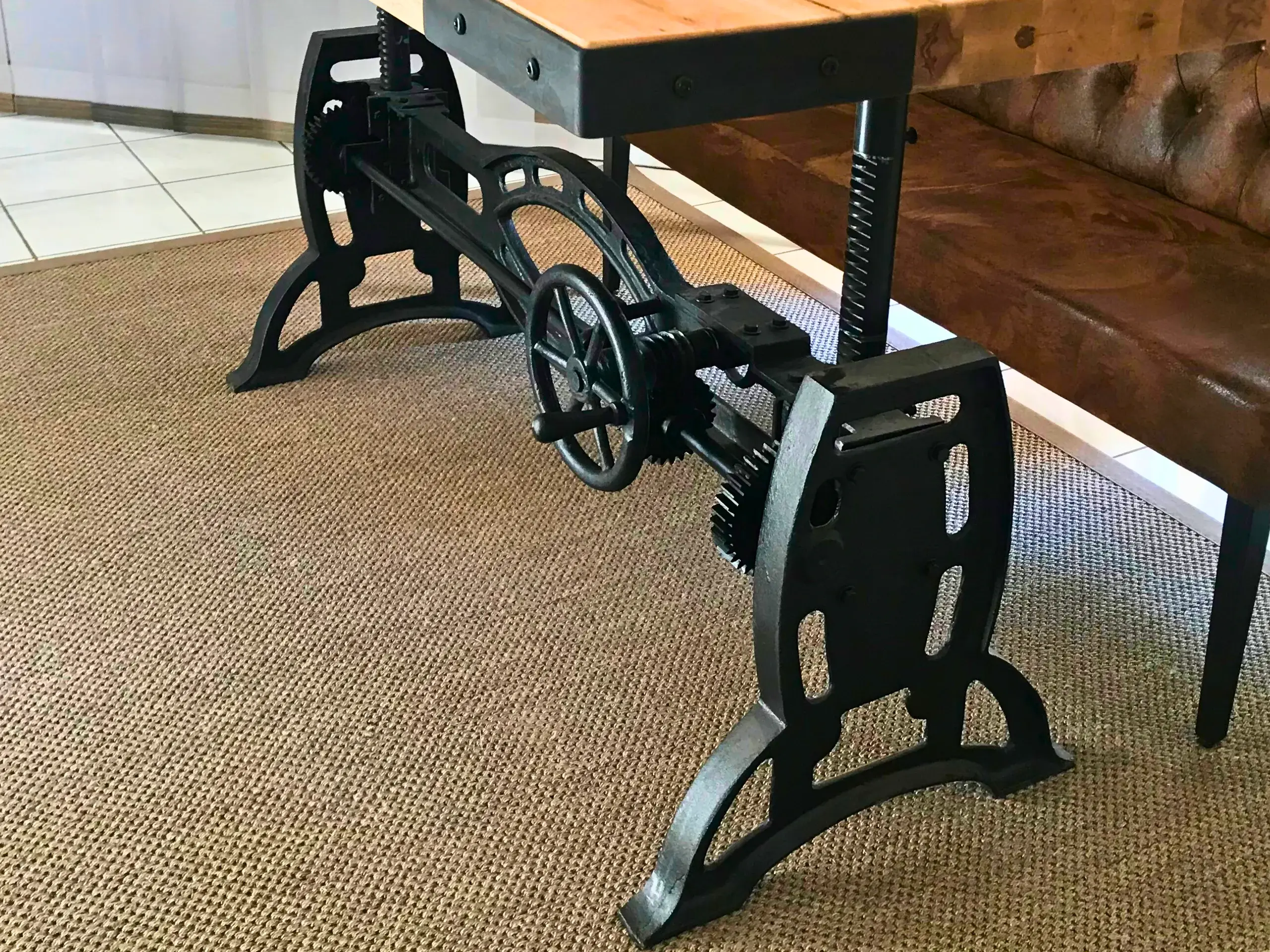 Un pied de bureau élévateur en fonte