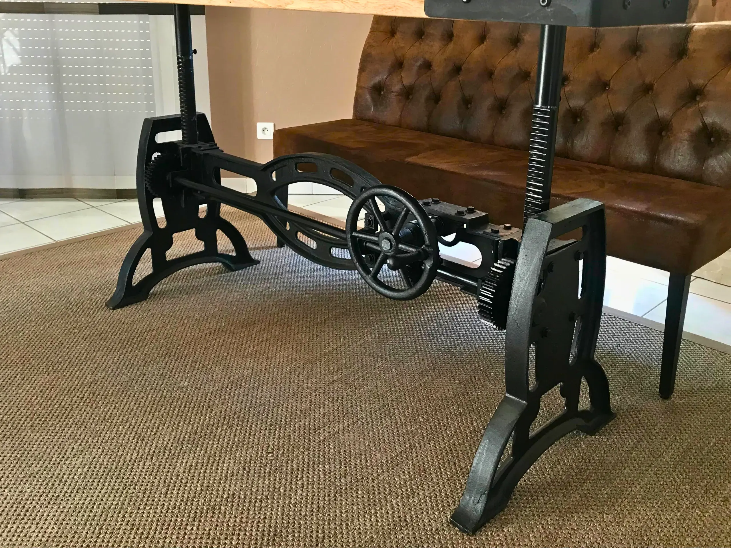 Un pied de bureau réglable en fonte