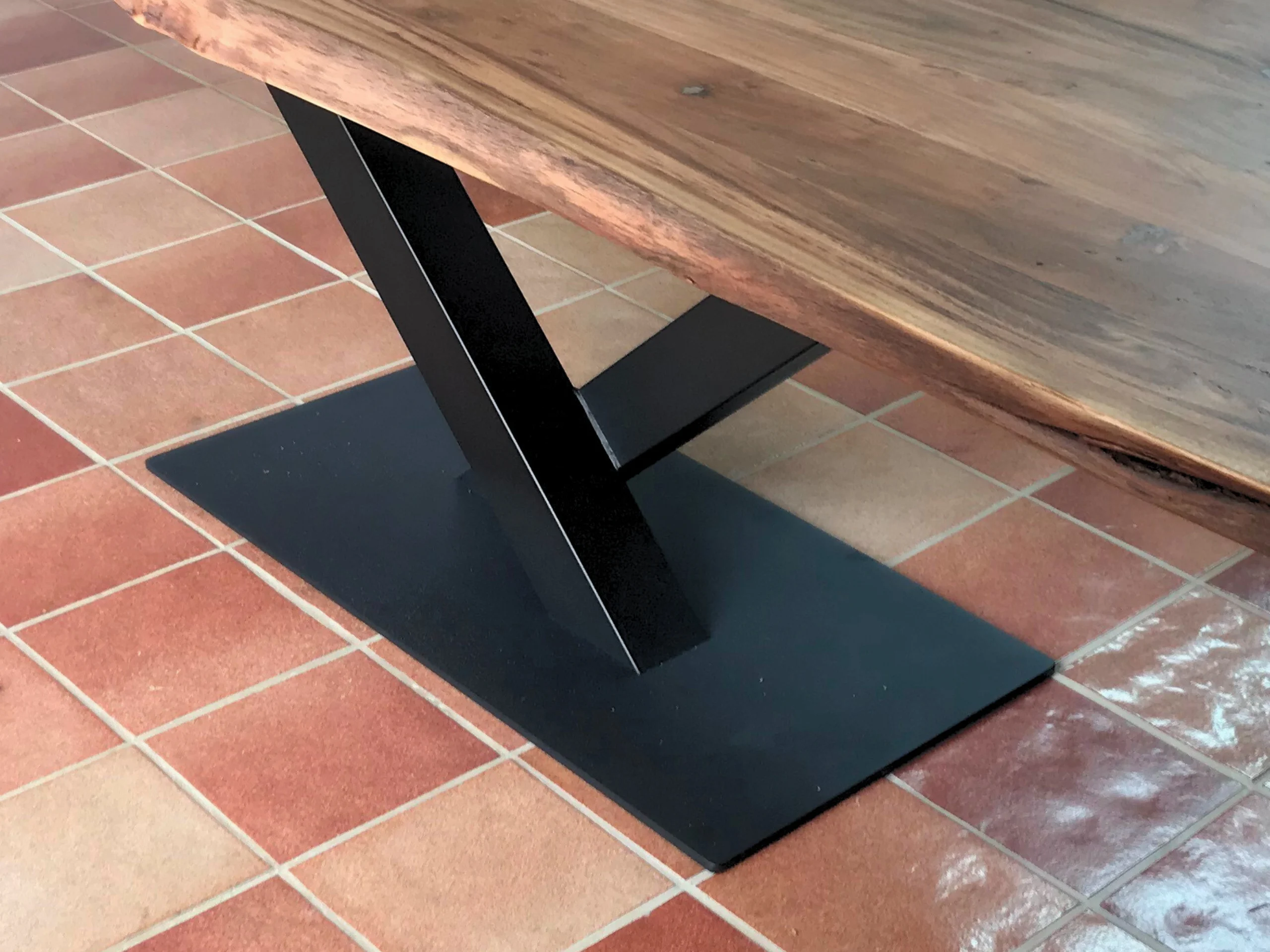 Black steel table leg