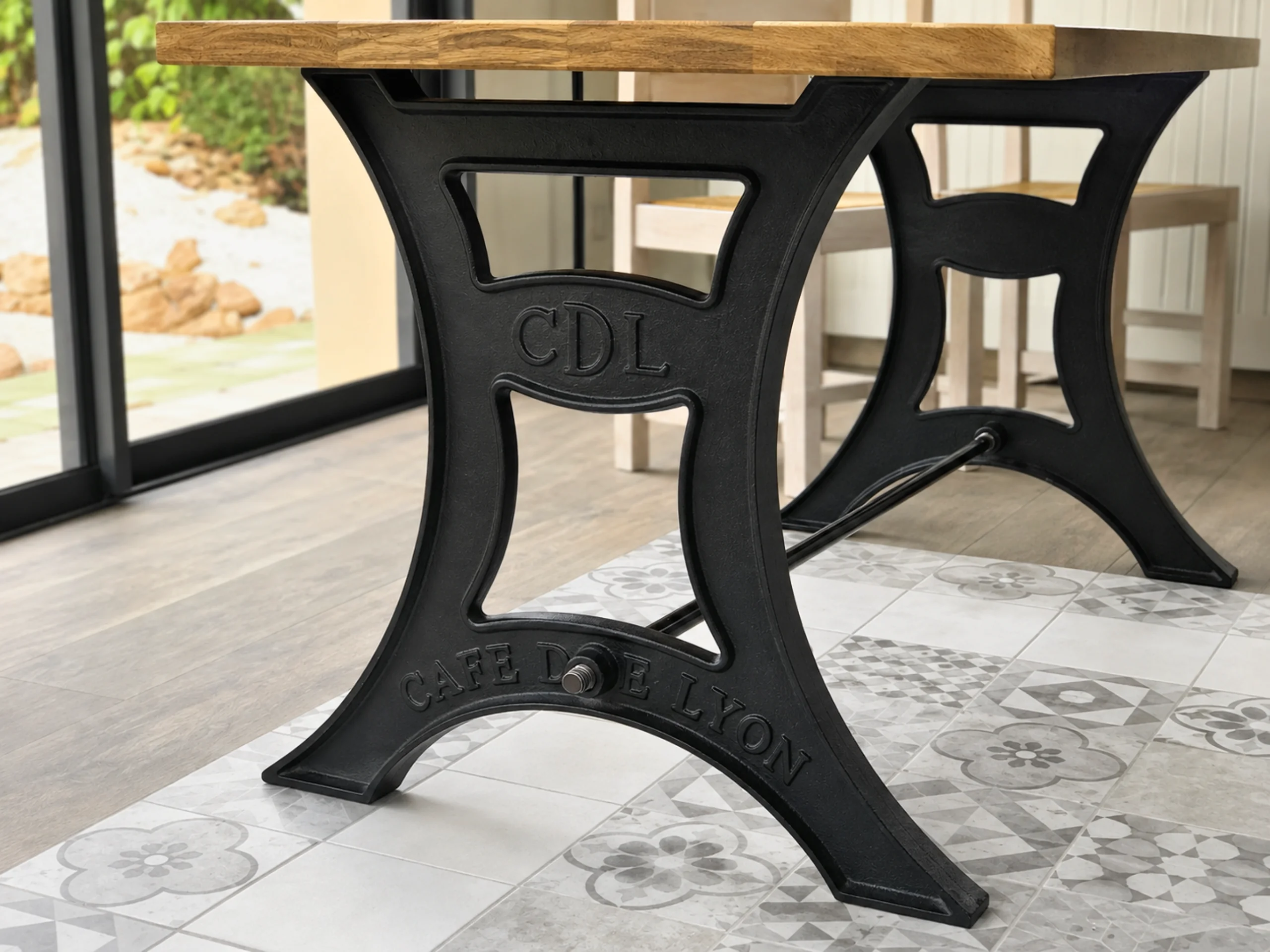 Un pied de table en fonte Café de Lyon