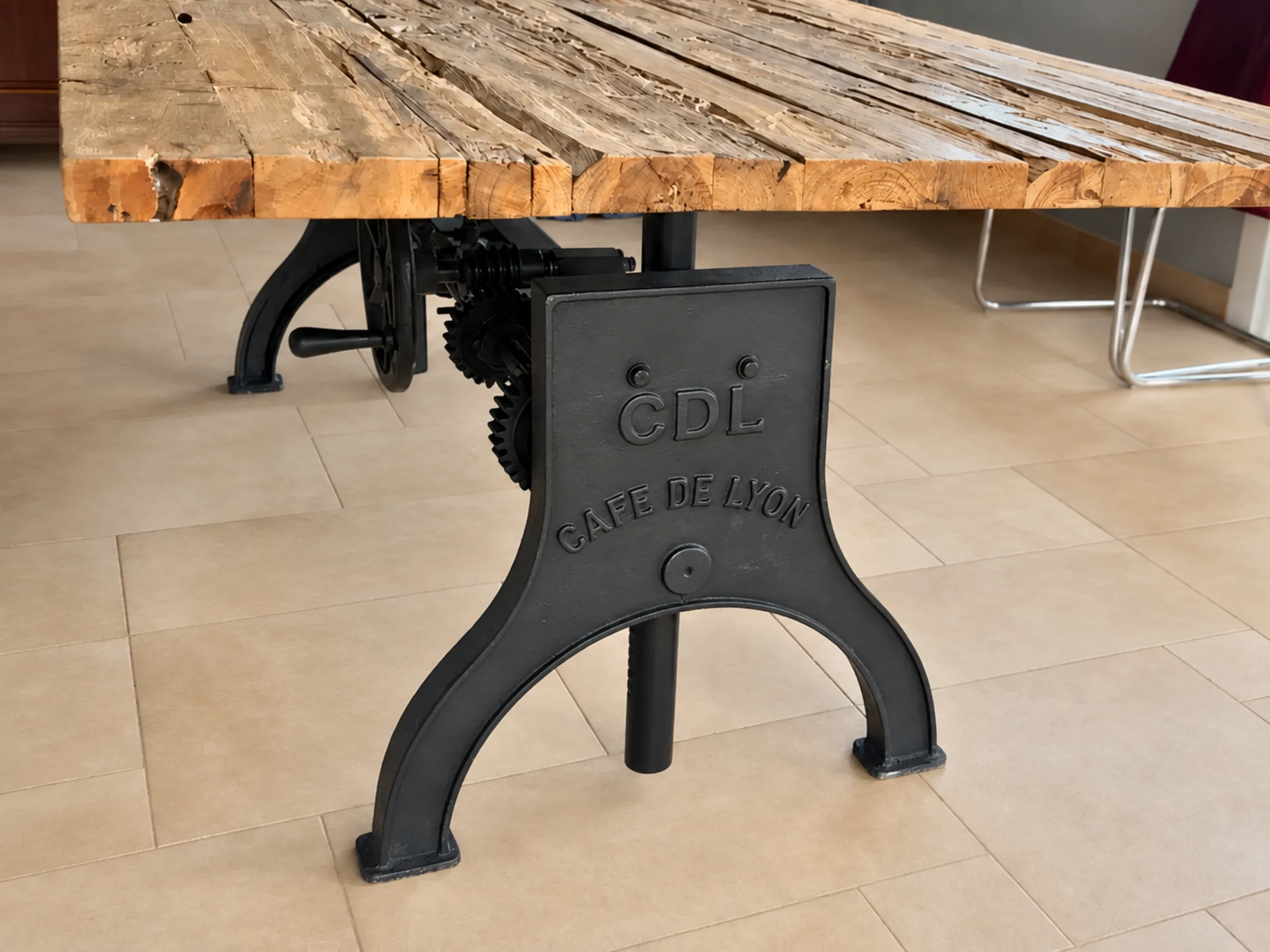 Un pied de table réglable en hauteur