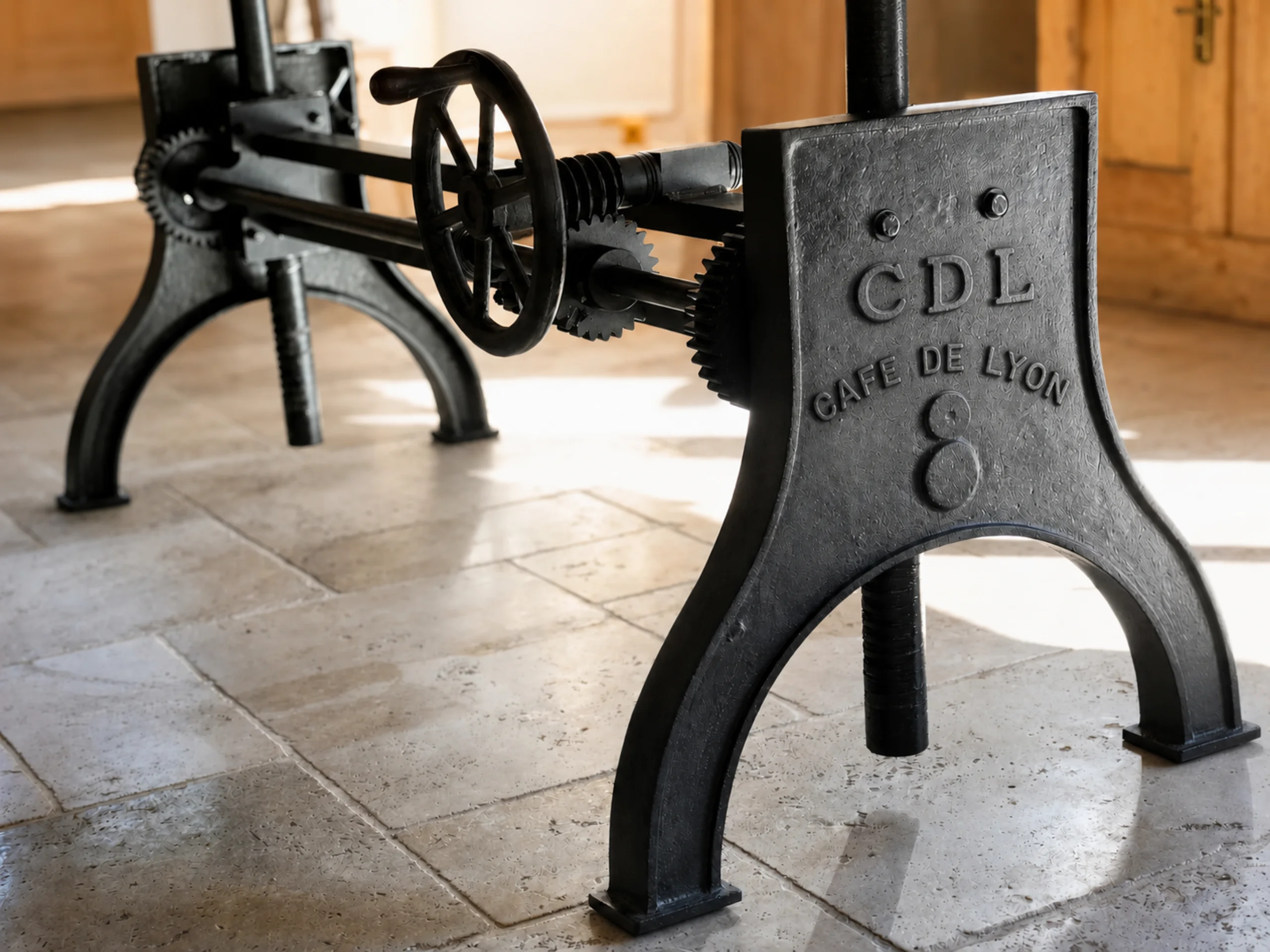 Un pied de table réglable en hauteur en fonte