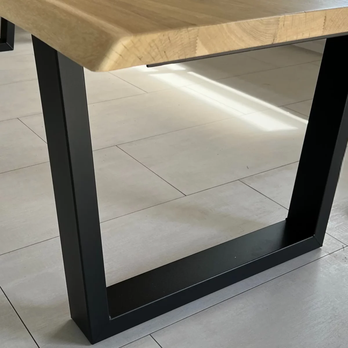 An inverted trapezoid-shaped table leg