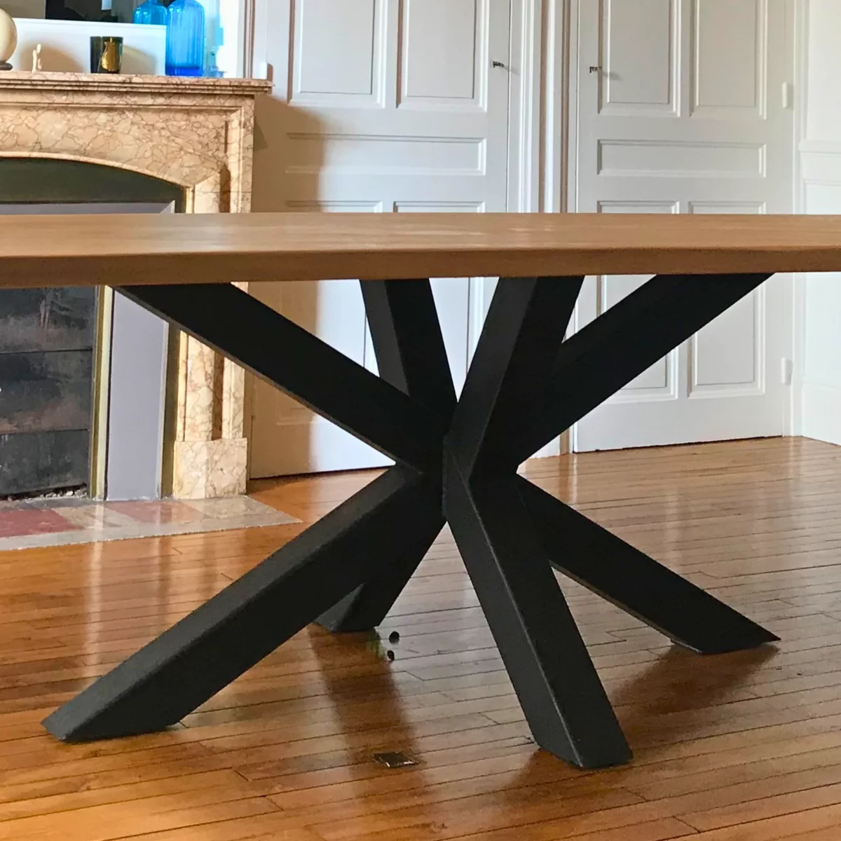Un salon avec une table au pied en métal noir