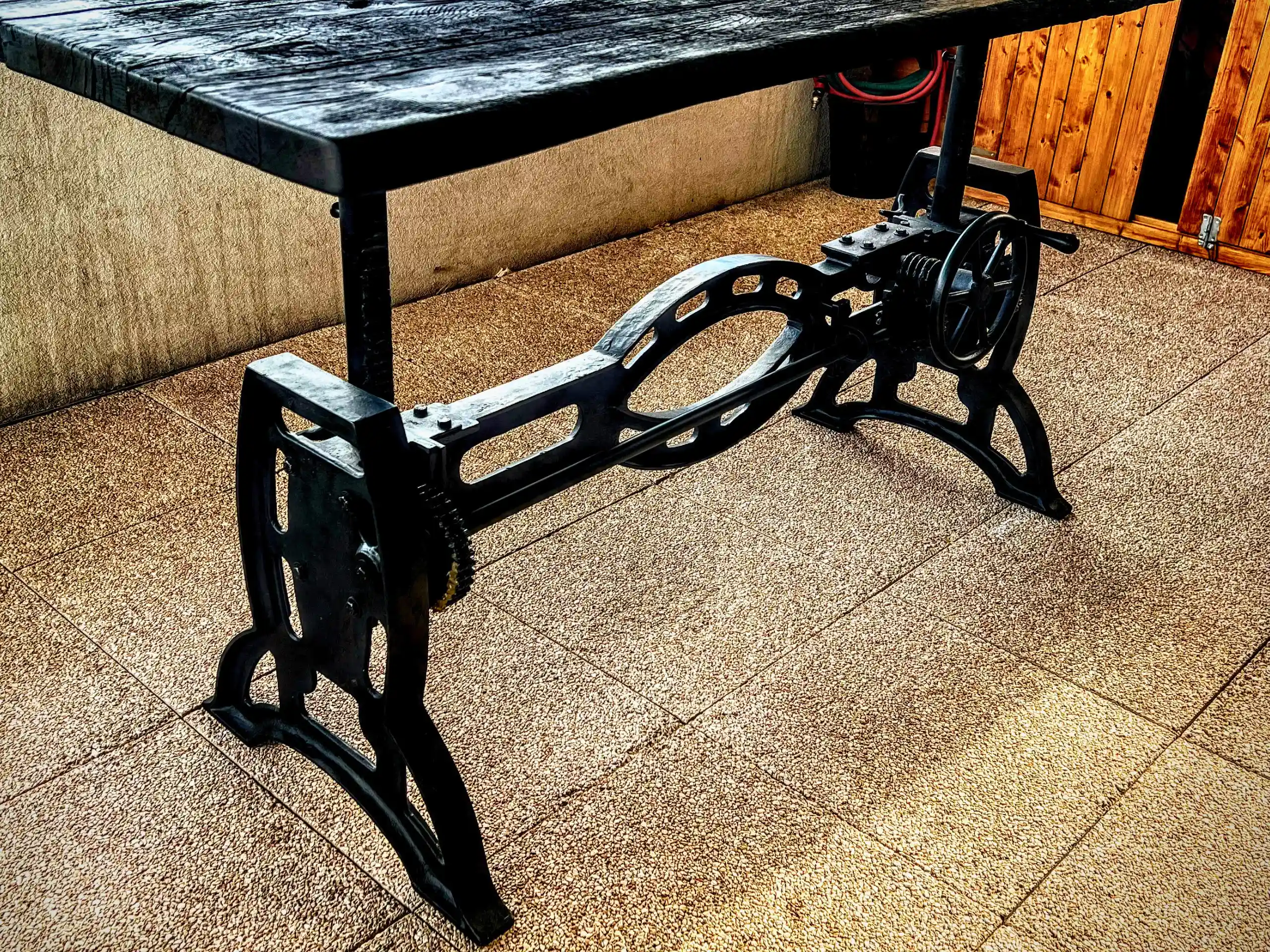 Un pied réglable sur une terrasse