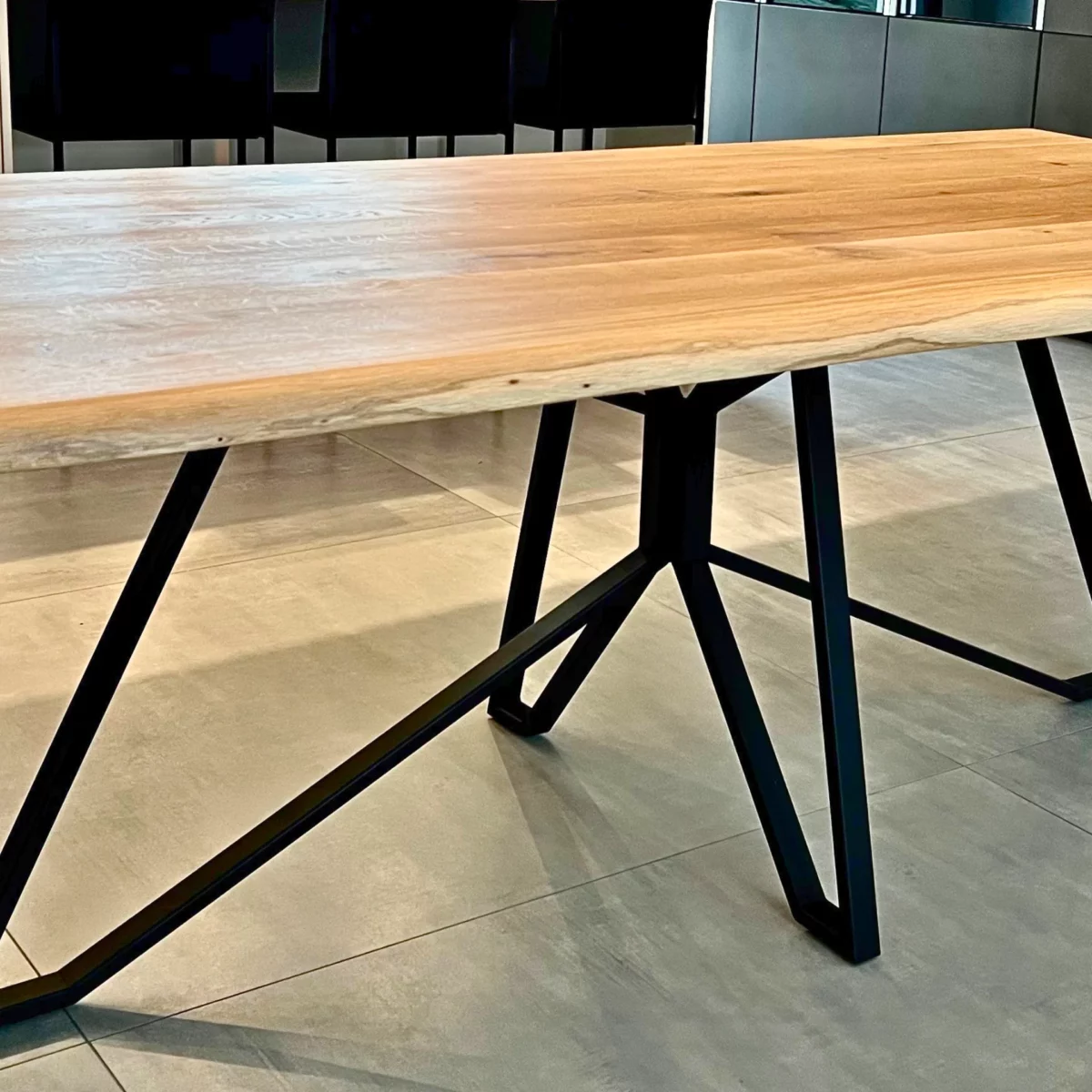 Un pied de table en acier noir
