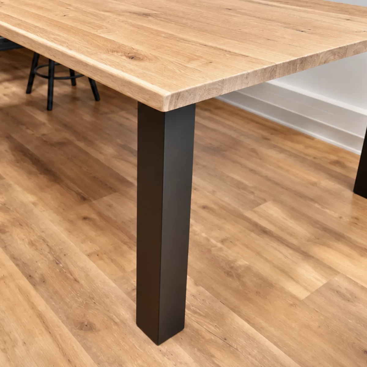 Un pied de table carré en acier