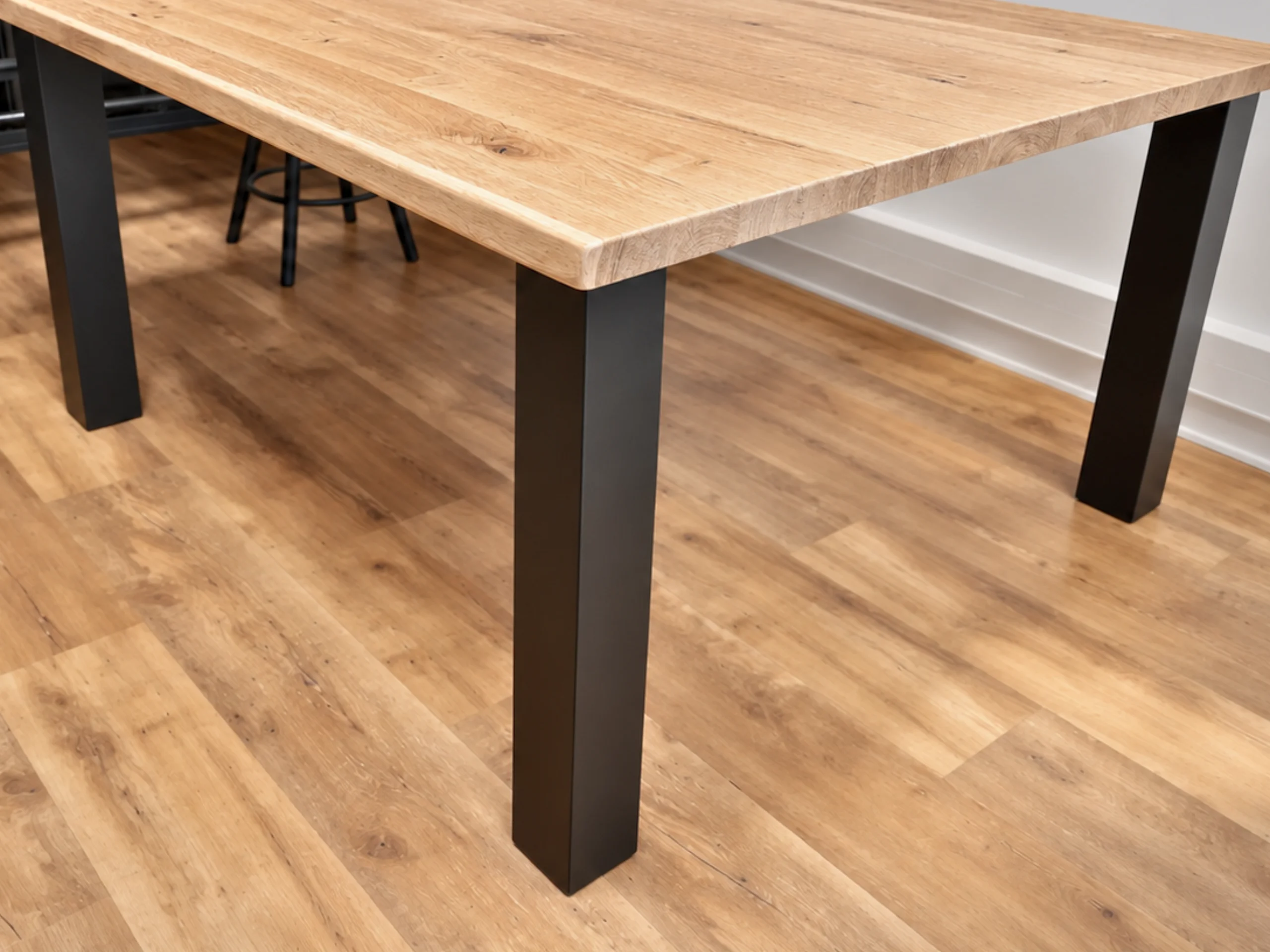Un pied de table carré en acier