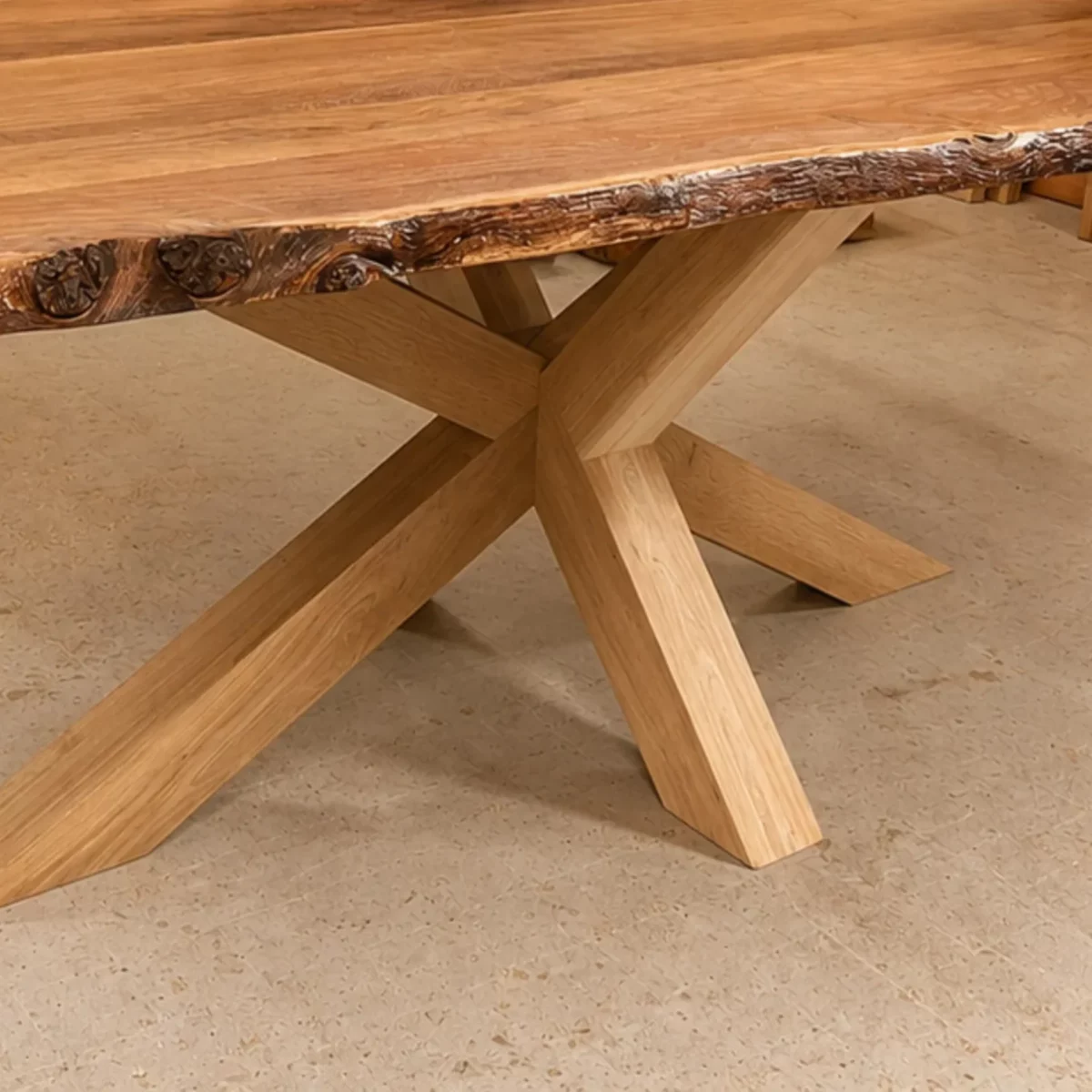 Un pied de table central en chêne