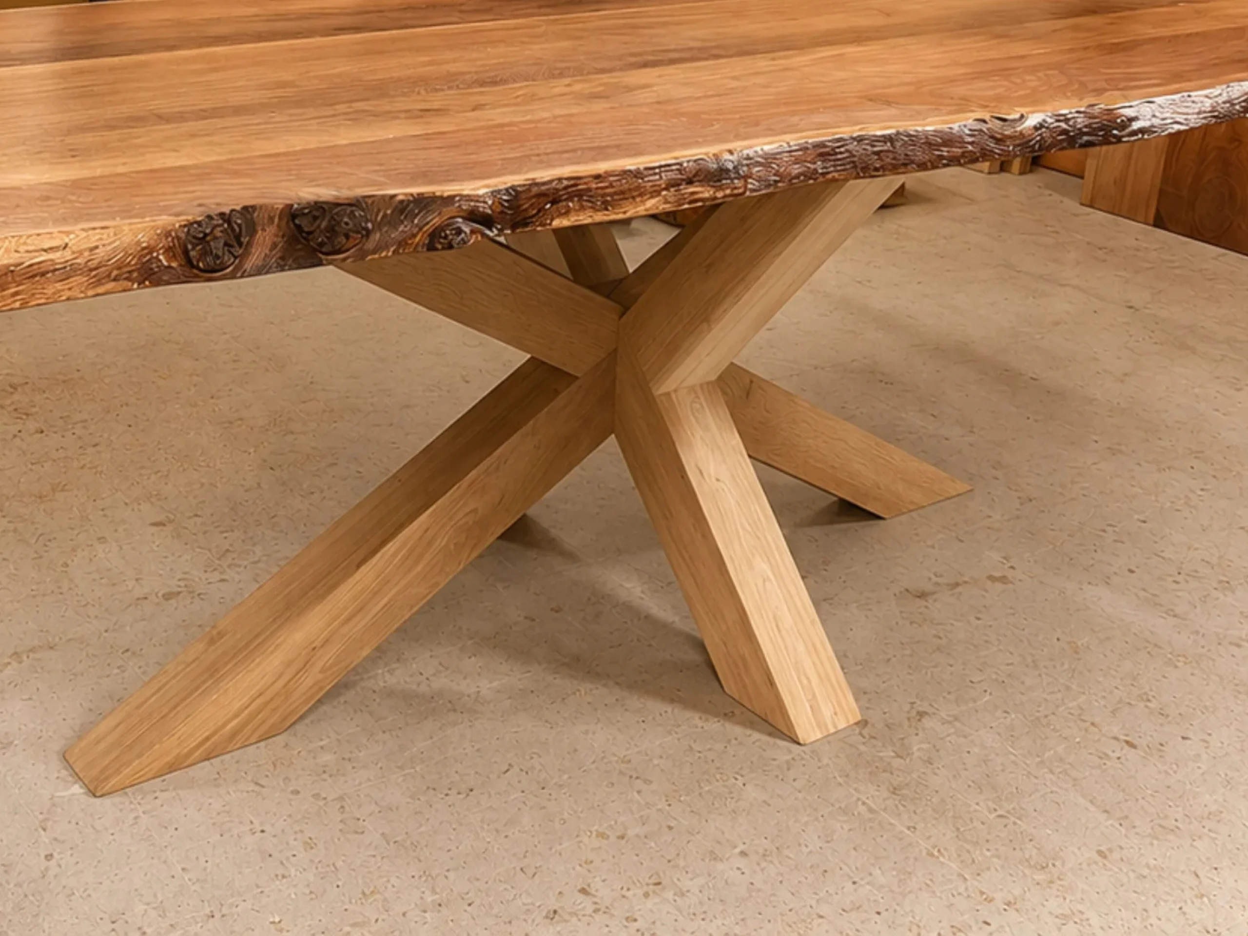 Un pied de table central en chêne
