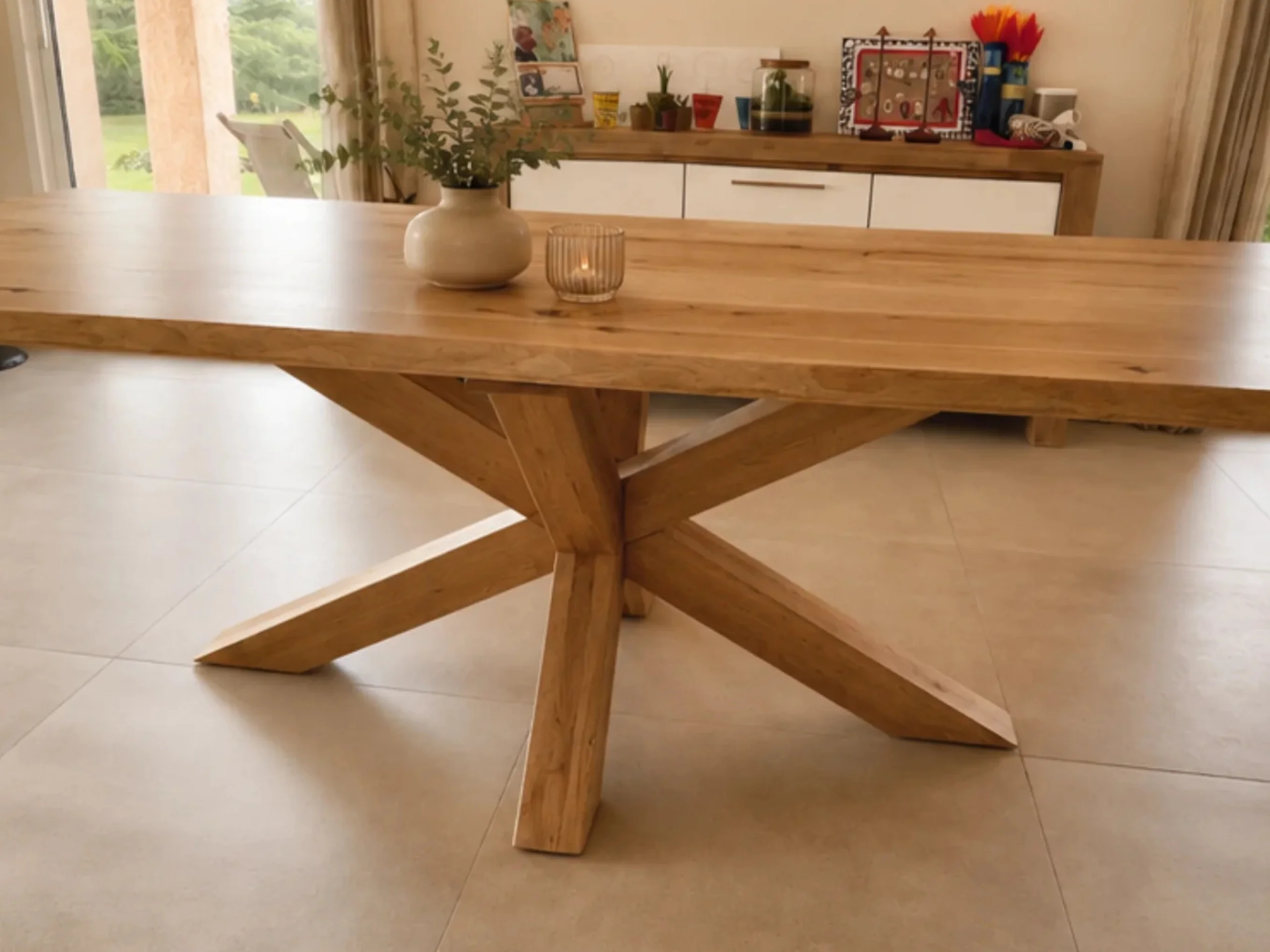 Un pied de table en chêne clair