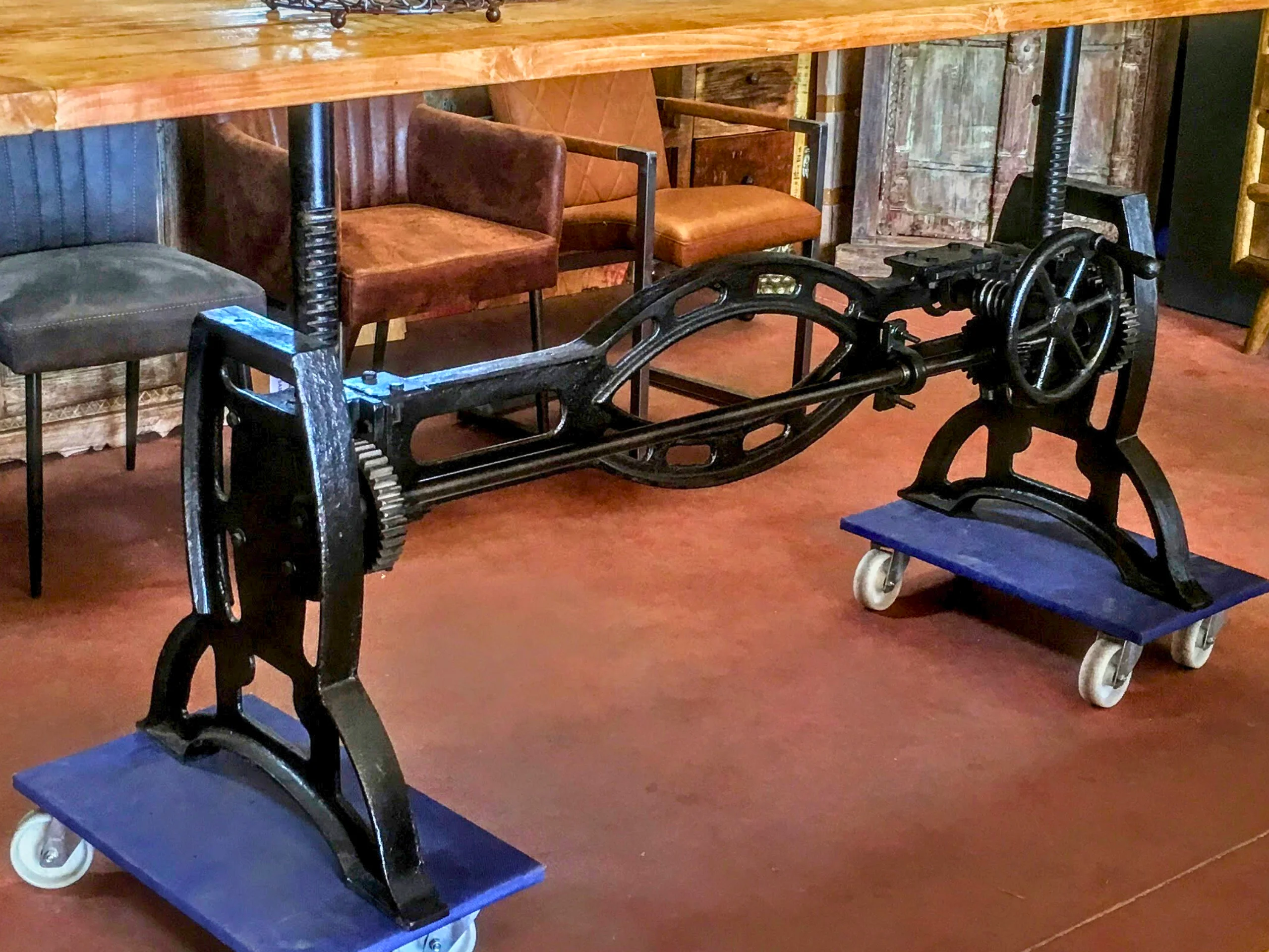 Un pied de bureau réglable en fonte noire