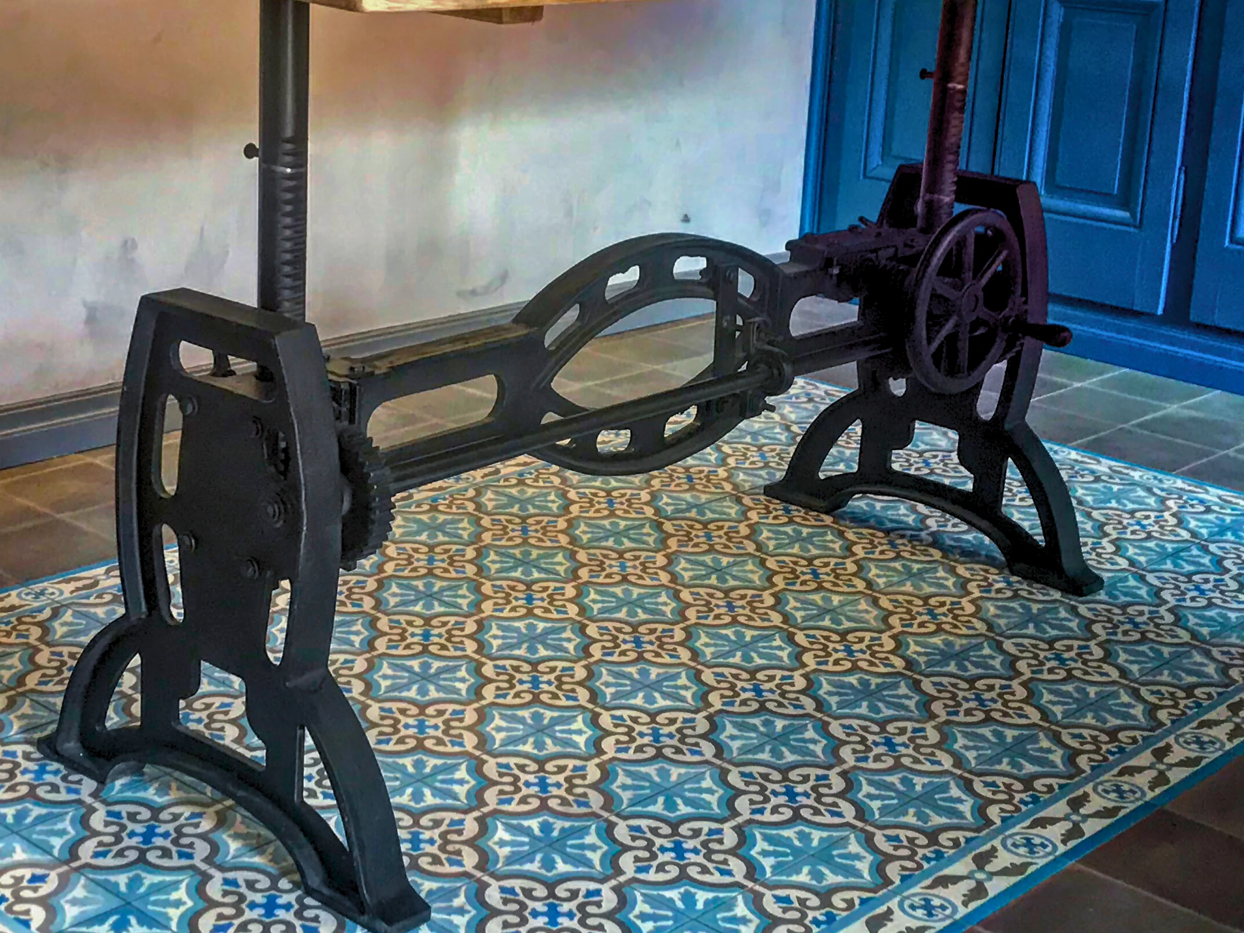 Un pied de table élévatrice en fonte