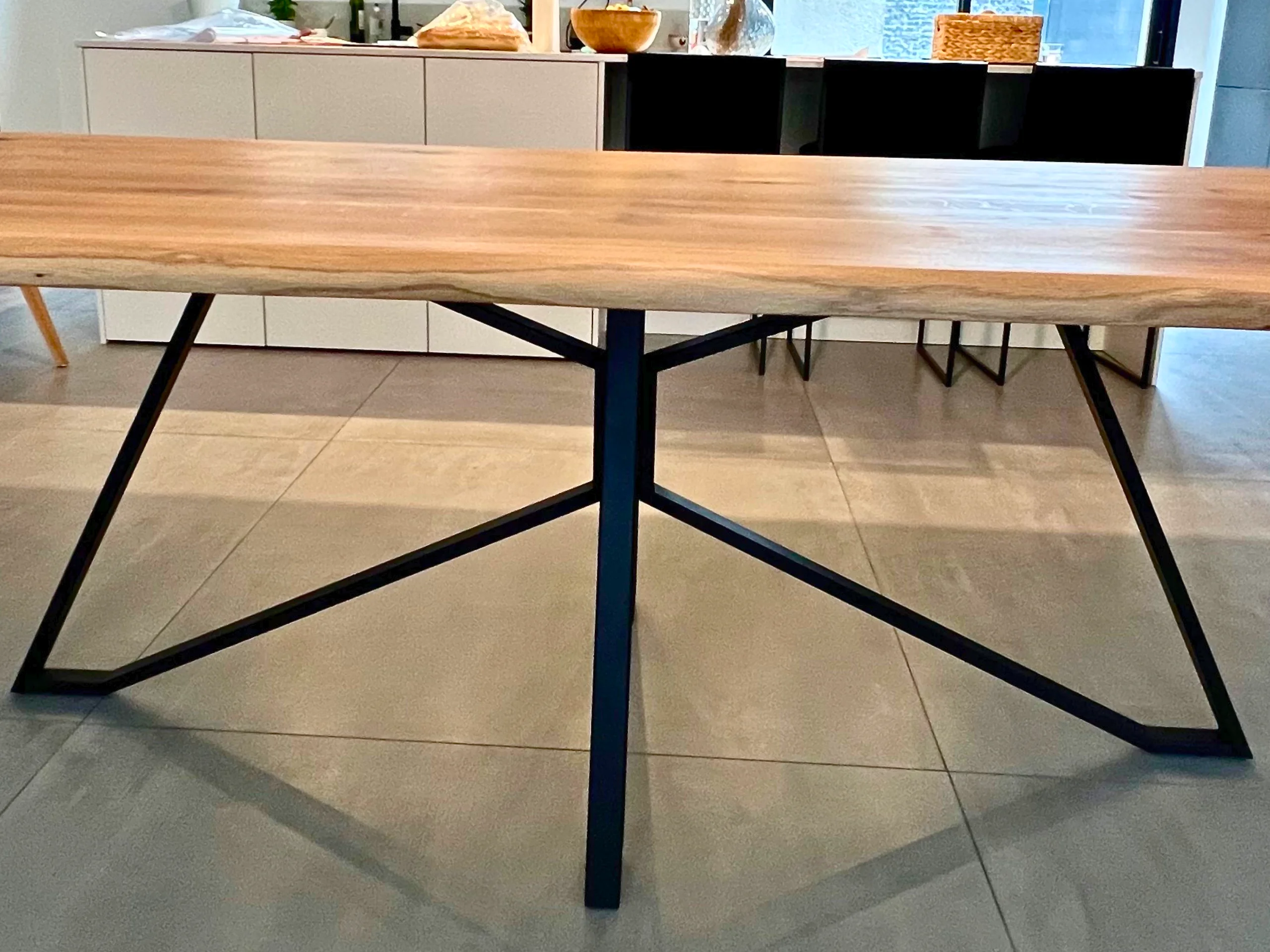 Un pied de table central en acier Spider