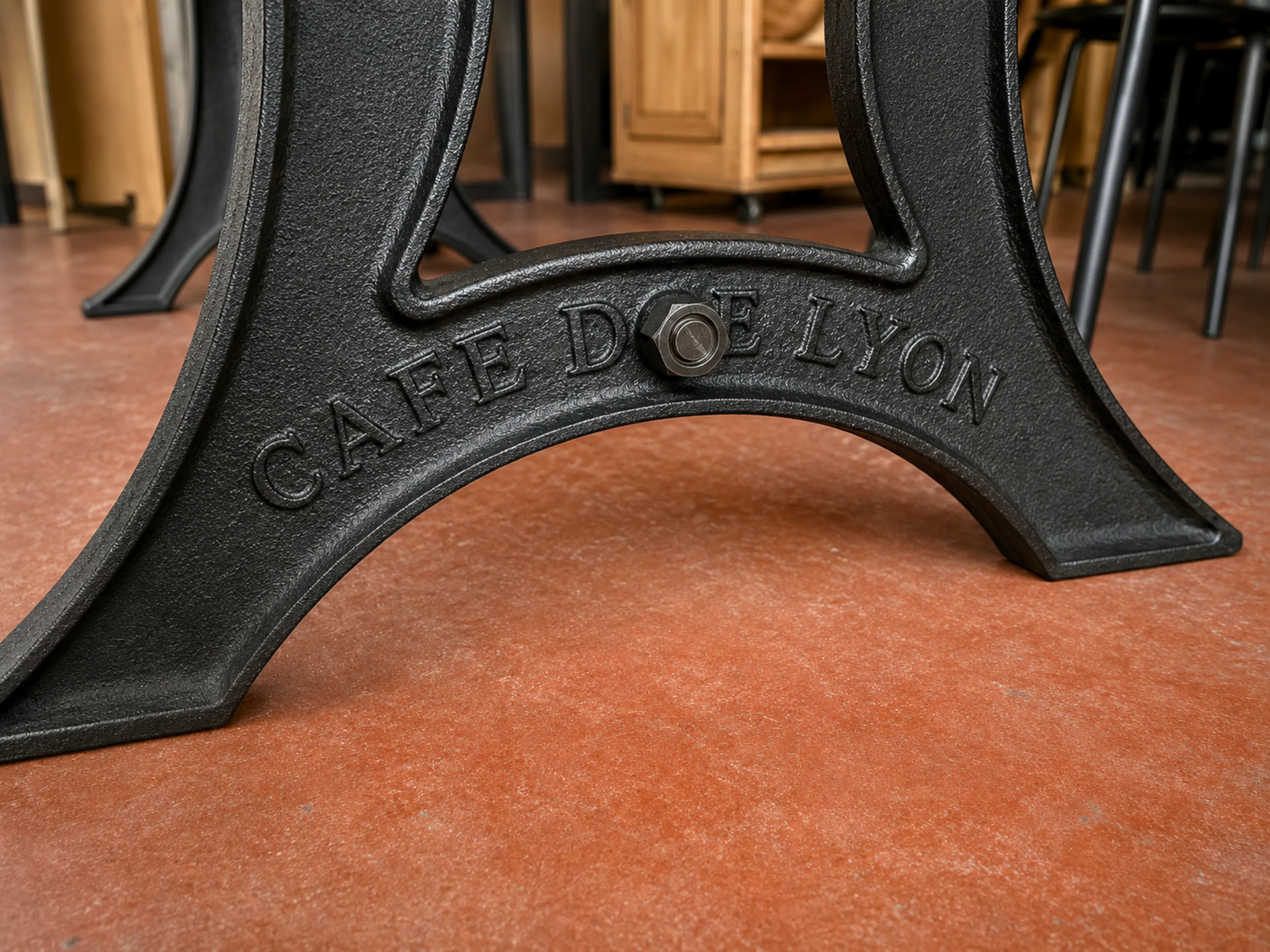 Un pied de table en fonte ancien