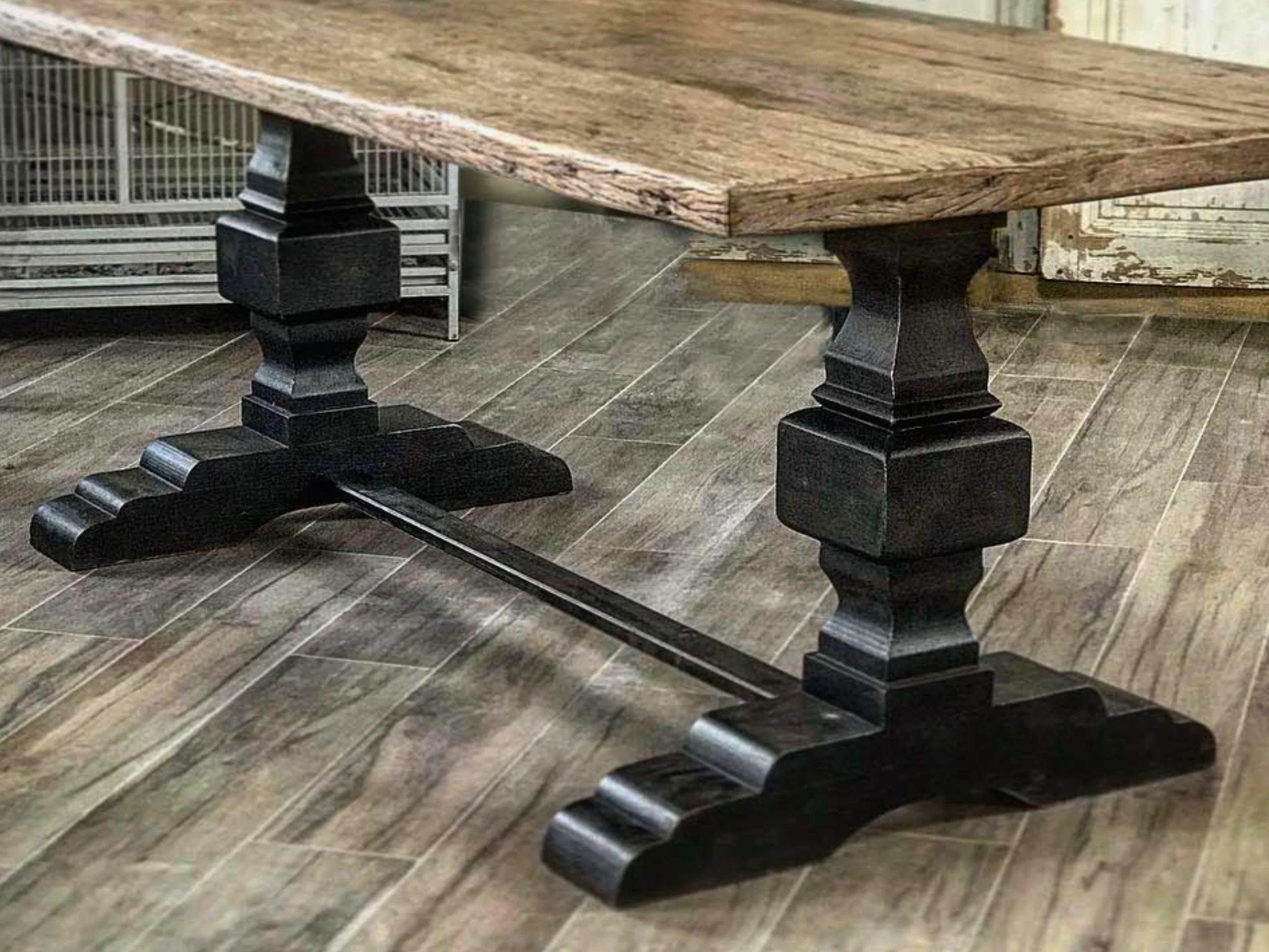 Des pieds de table monastère en bois