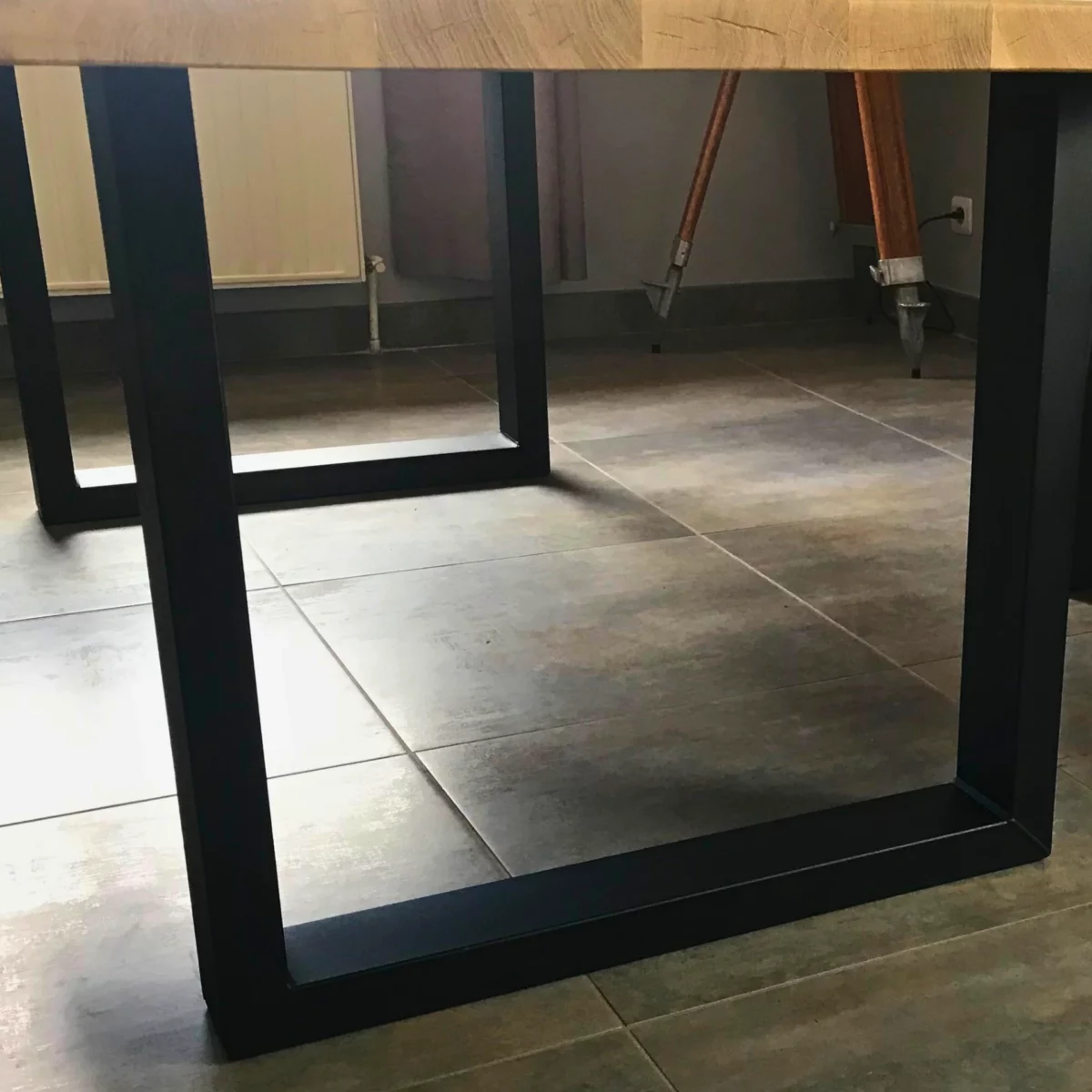 Thin U table legs