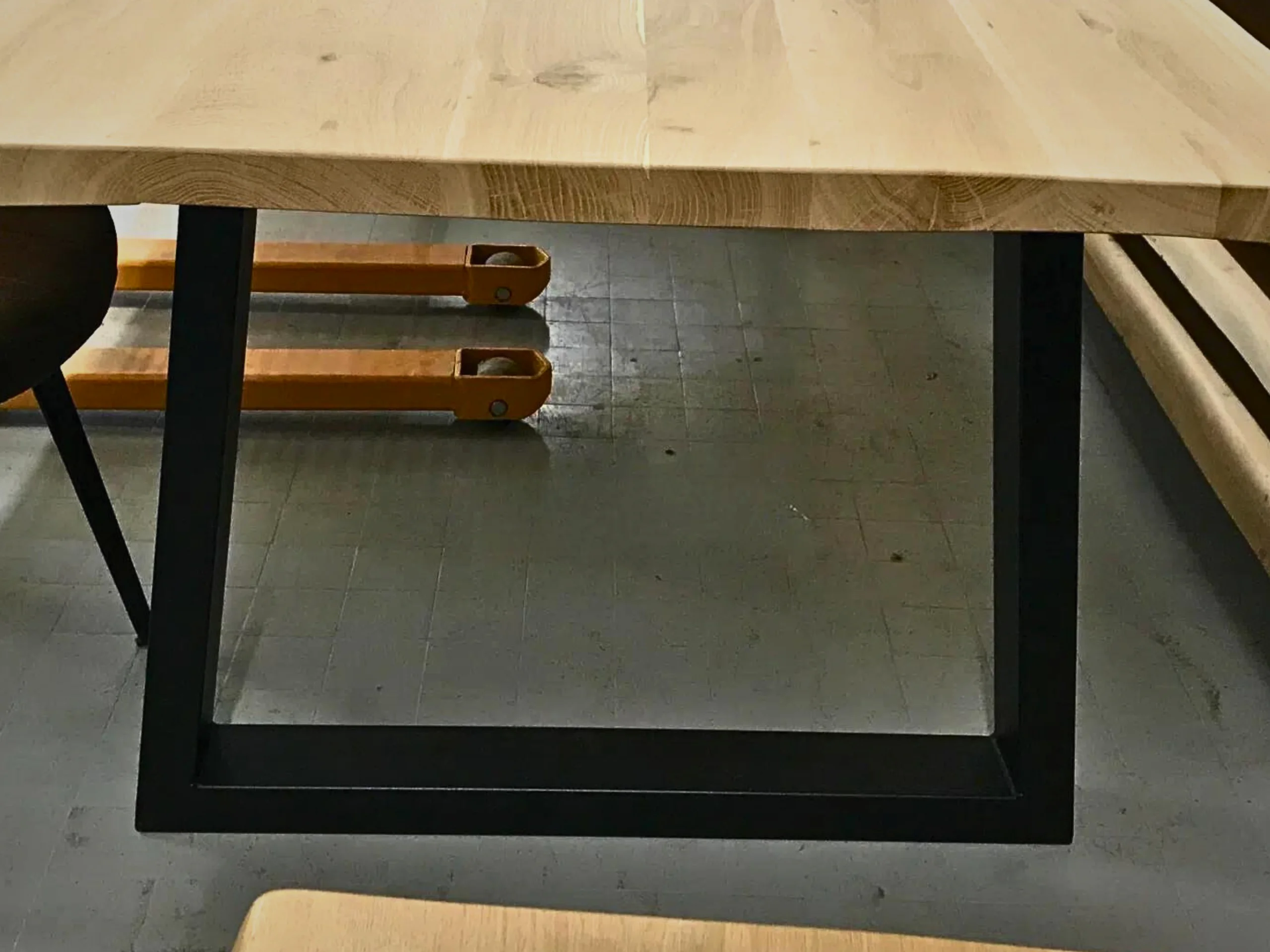Des pieds de table en acier noir en forme de trapèze
