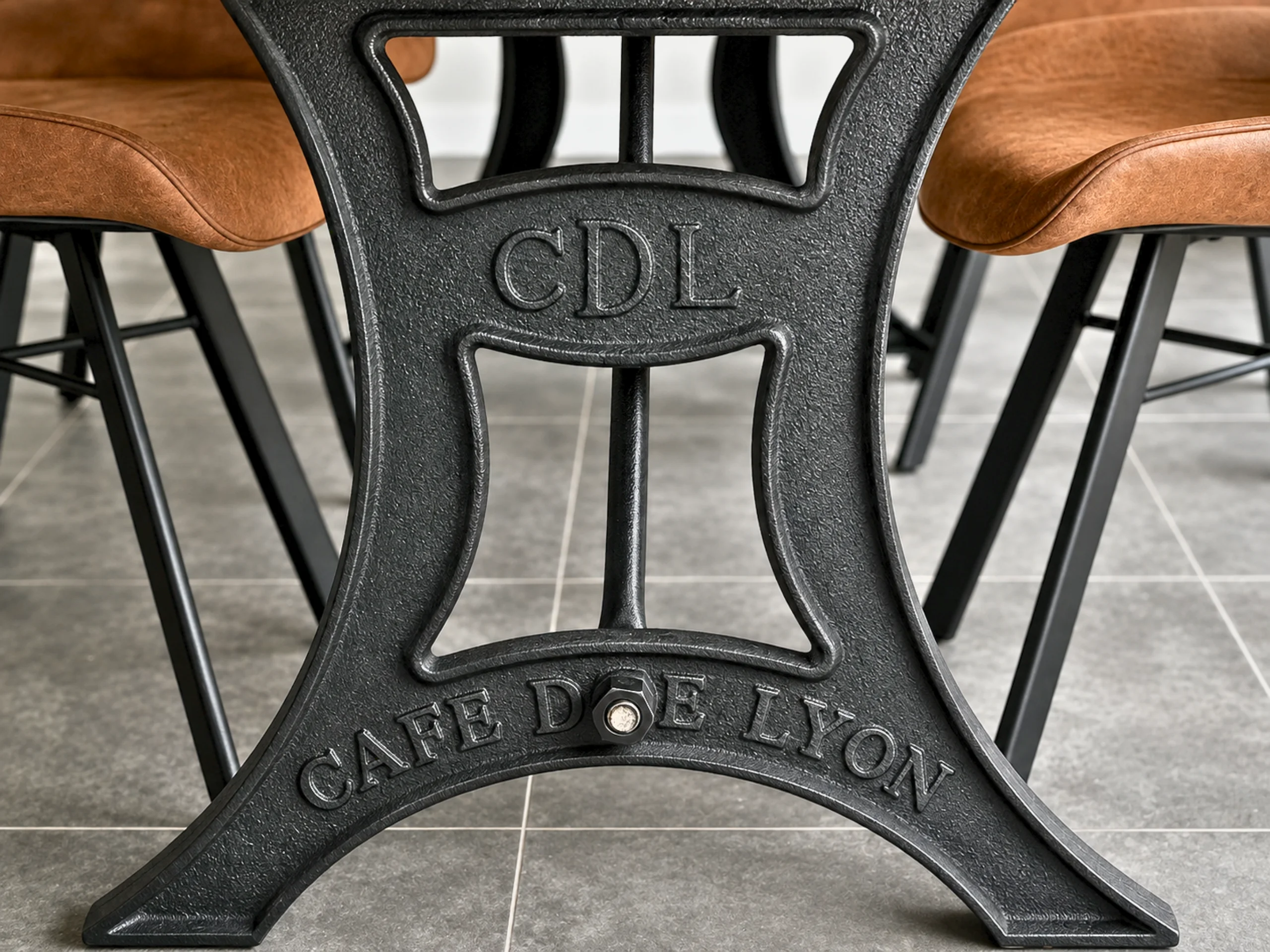 Des pieds de table en fonte Café de Lyon