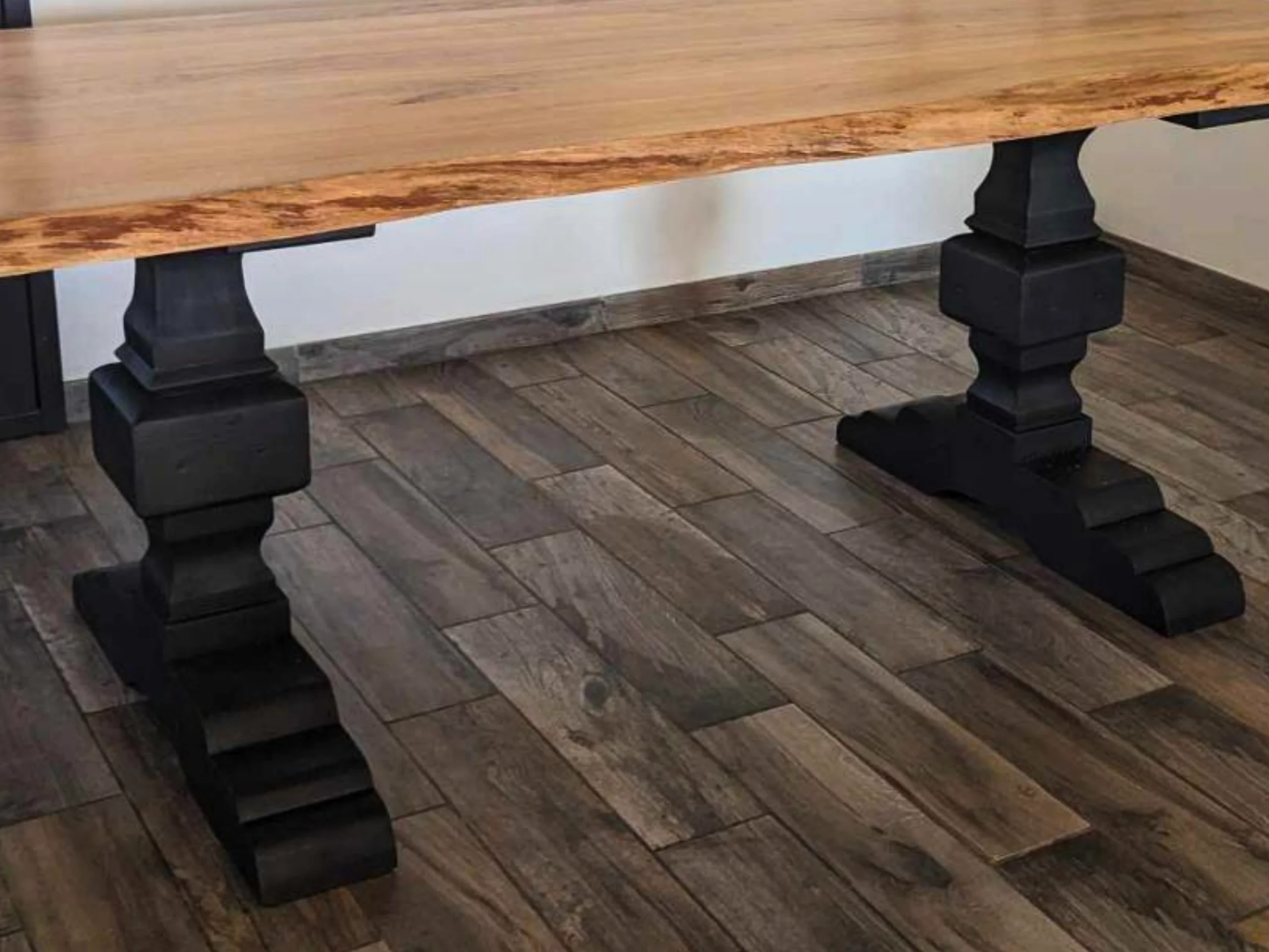 Des pieds de table monastère en bois massif