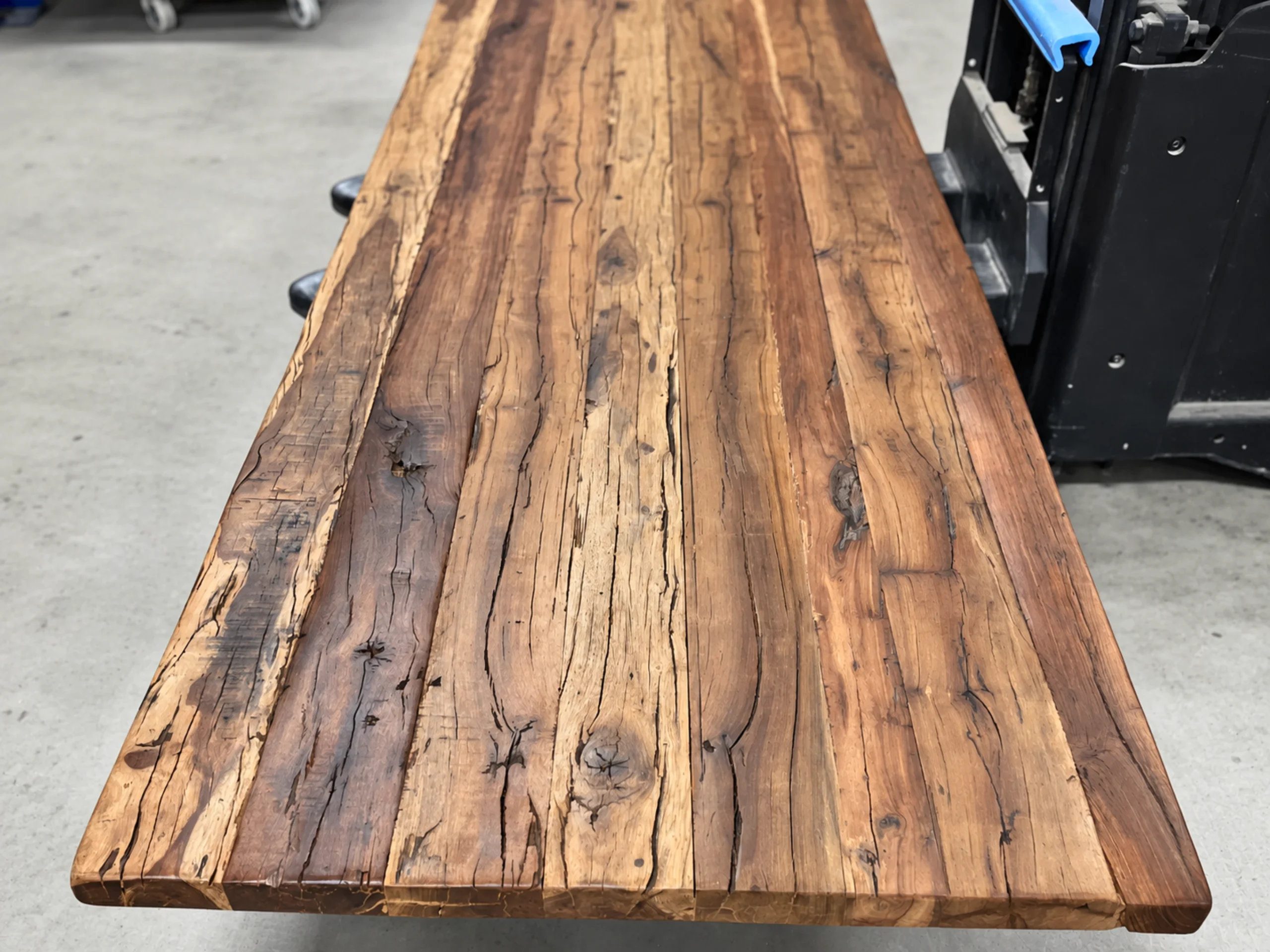 Un plateau de table en bois ancien