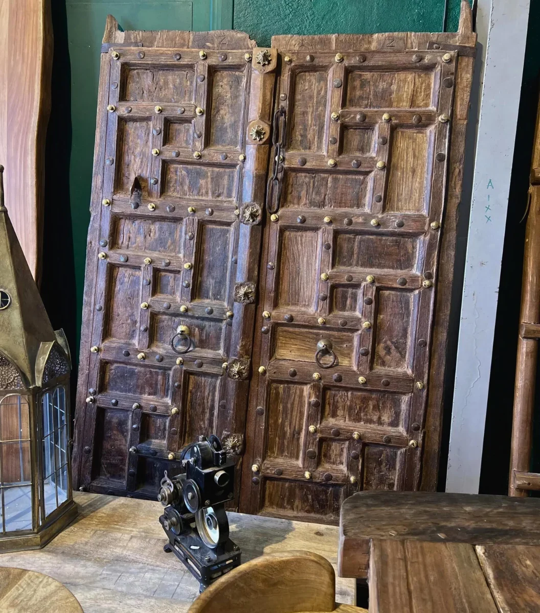 Des portes de temple avec des motifs sculptés