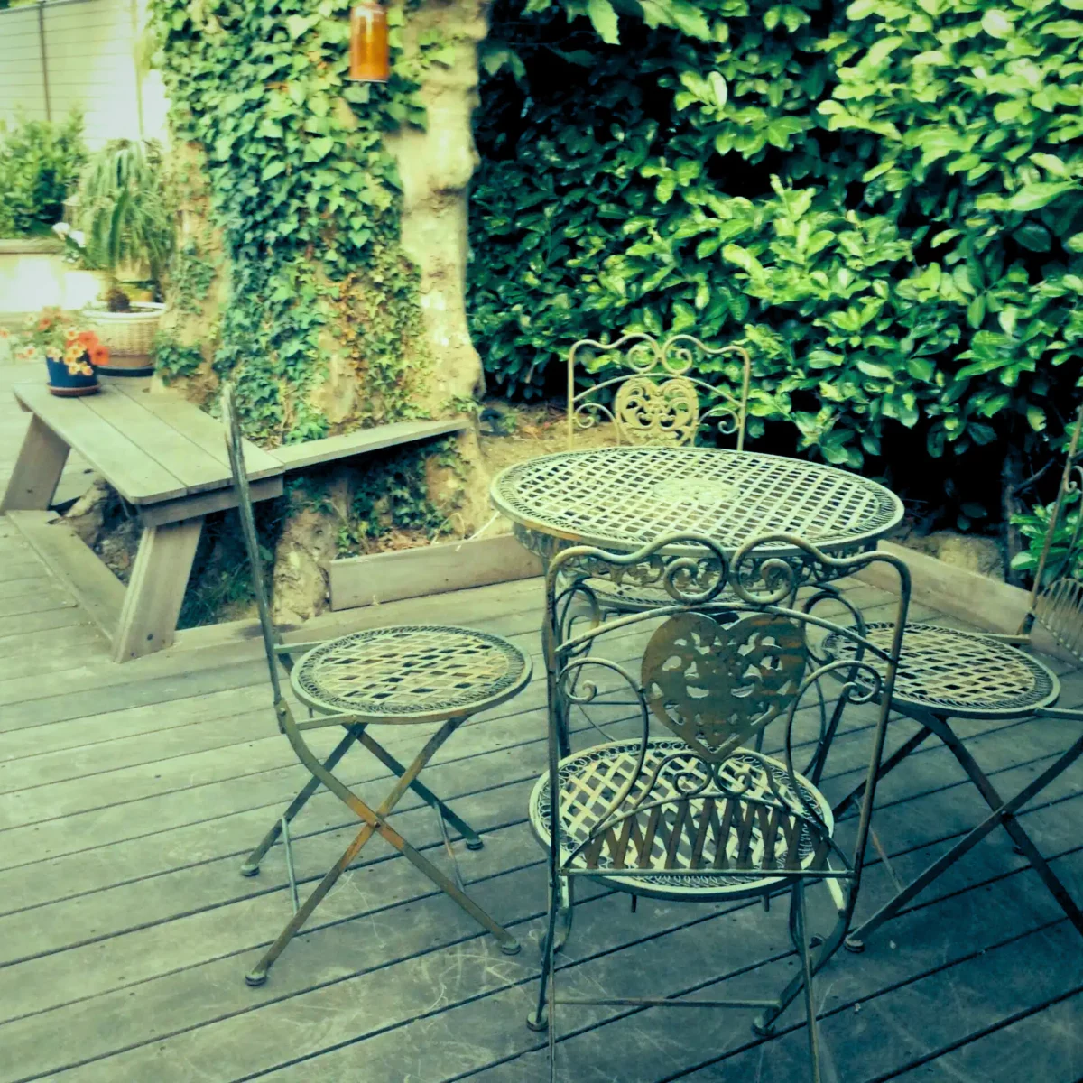 Un salon de jardin en fer forgé sur une terrasse