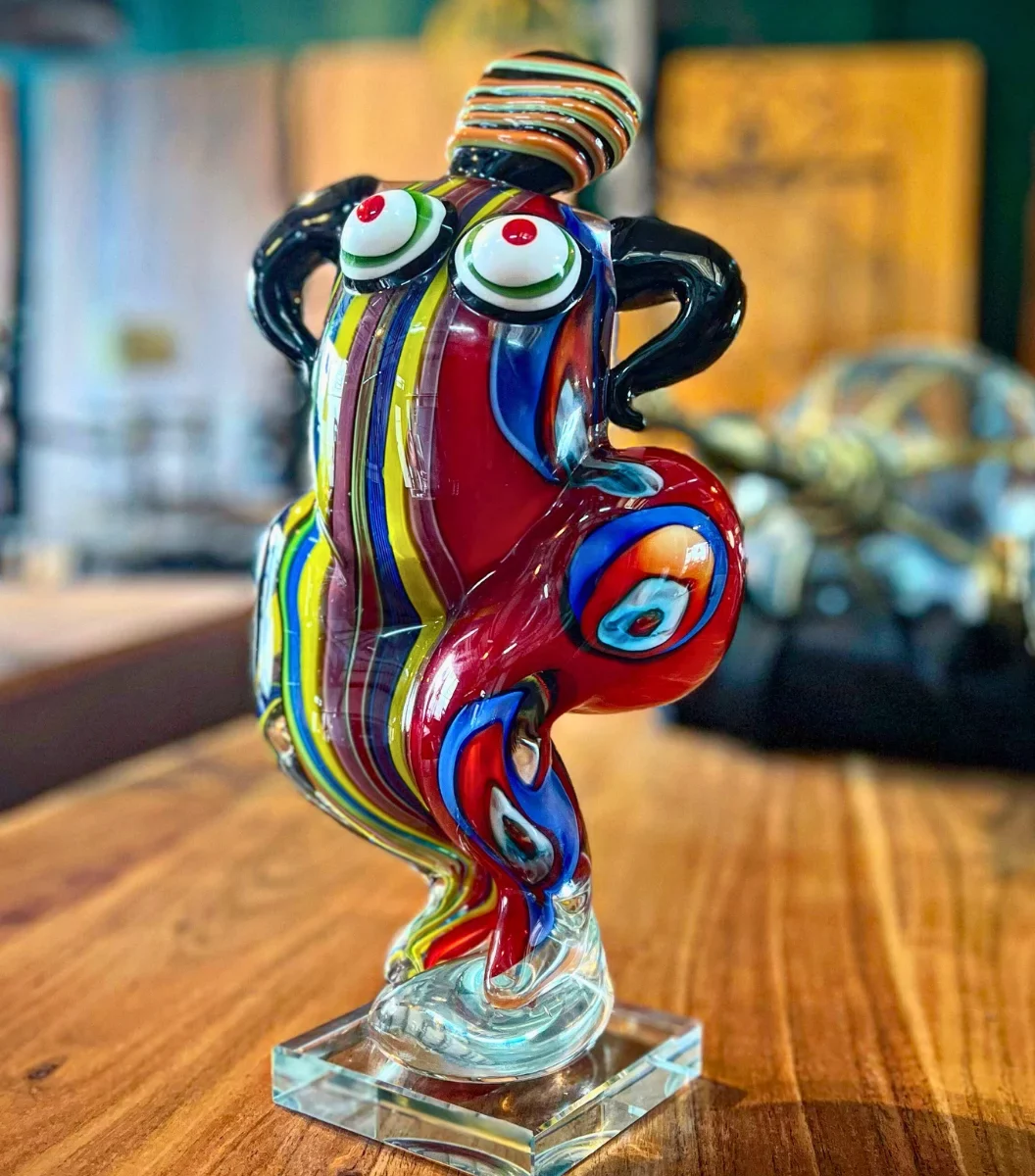 Une sculpture en verre coloré resprésentant une déesse