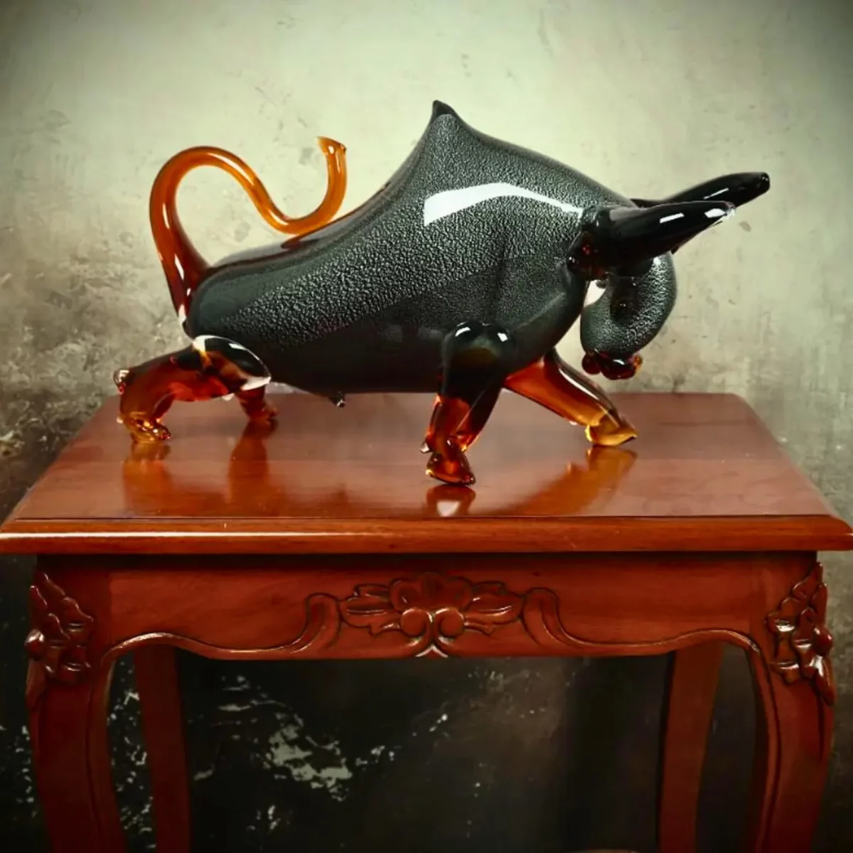 Une sculpture en taureau moderne