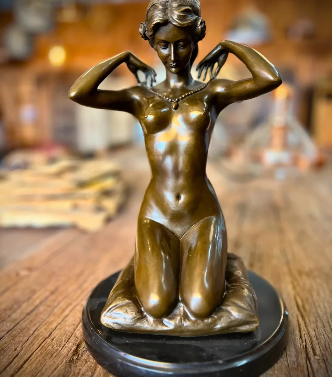 Une petite statue en bronze de femme