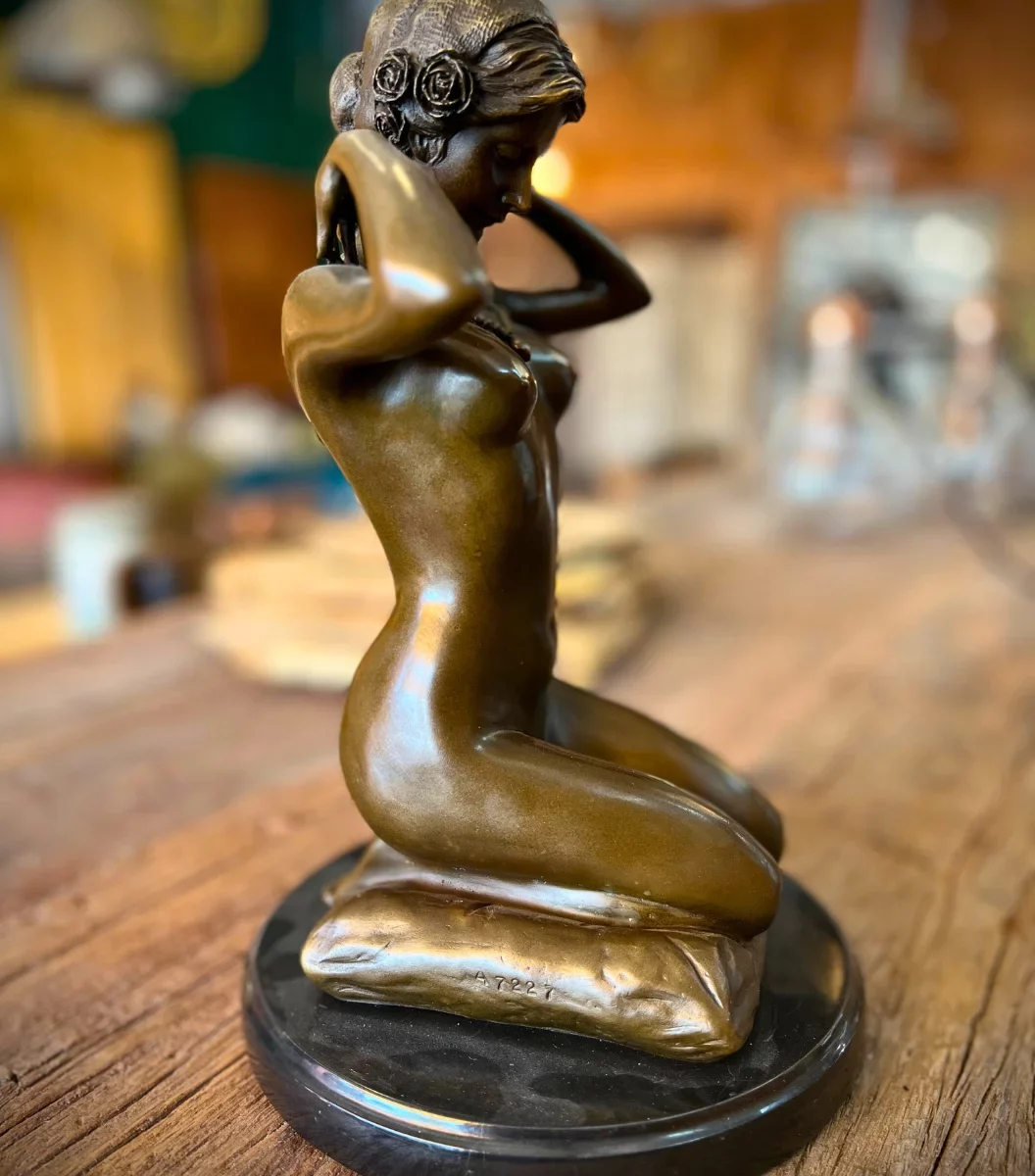 Une statuette en bronze de femme