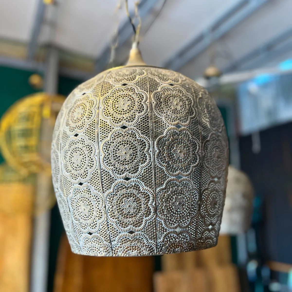 Une suspention ethnique en métal ajouré dans une boutique