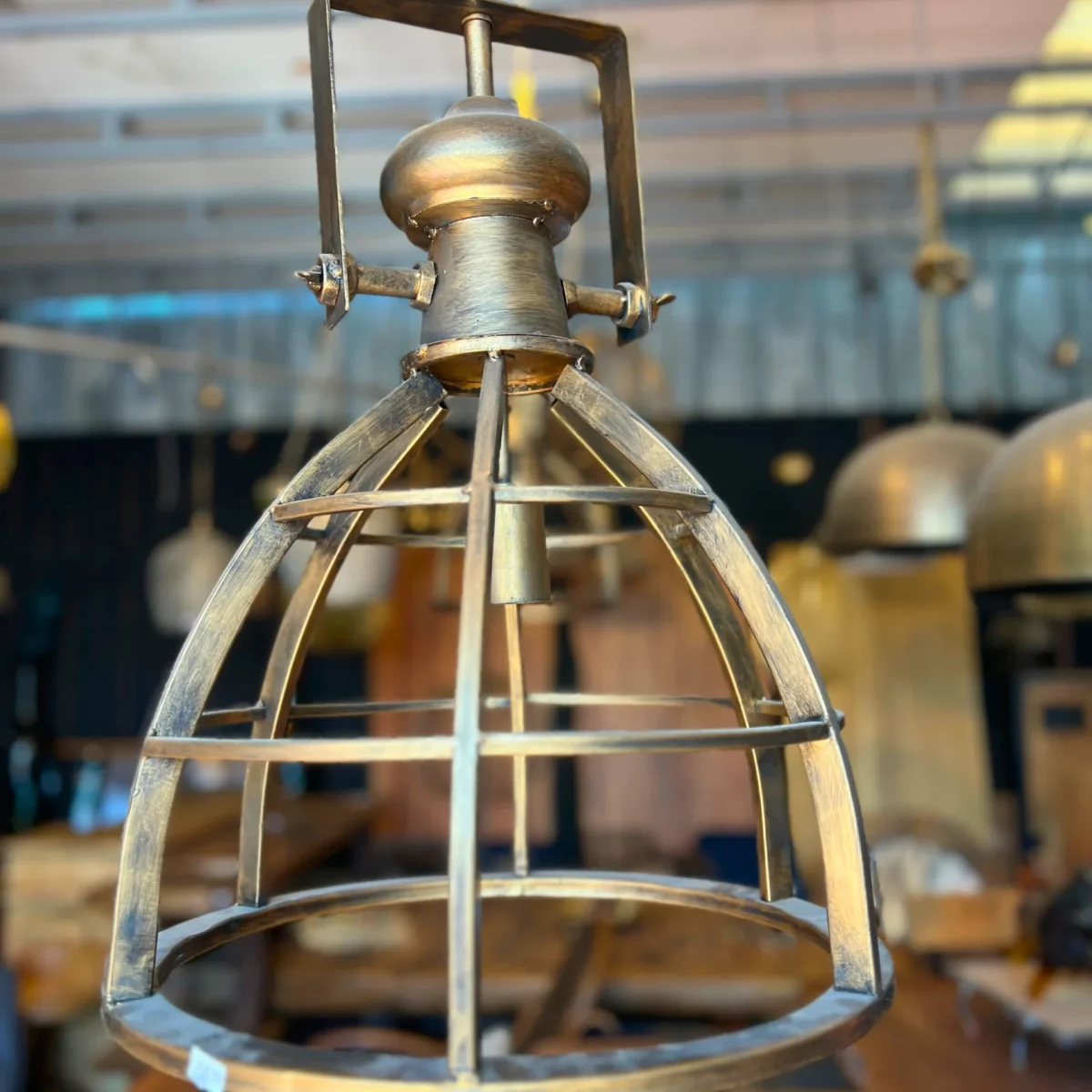 La suspension industrielle vintage Amy en laiton doré