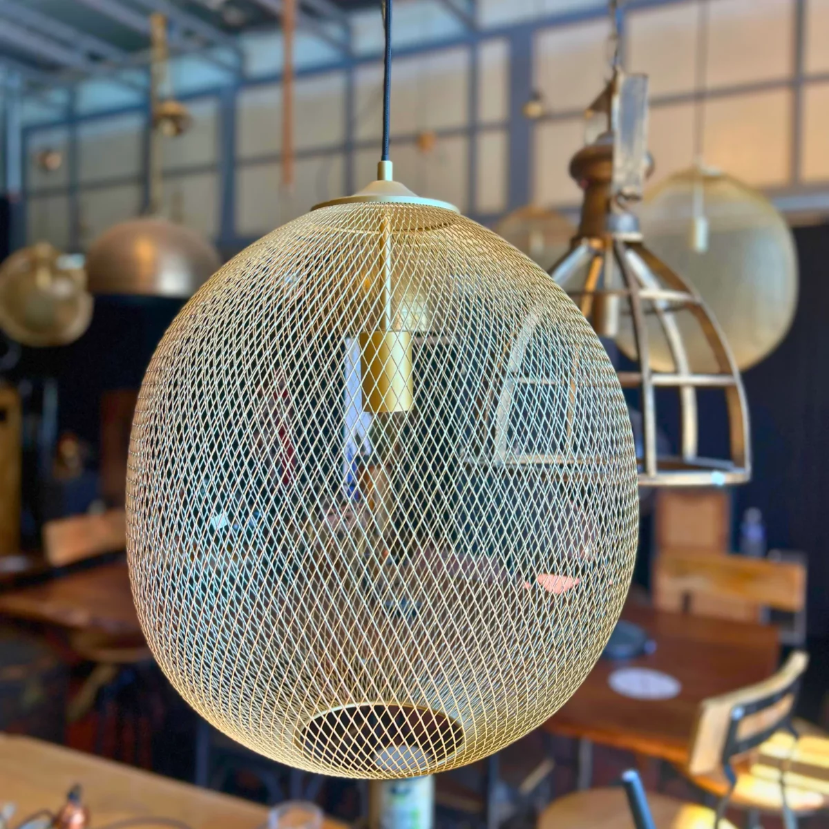 Une suspension en métal doré dans une boutique