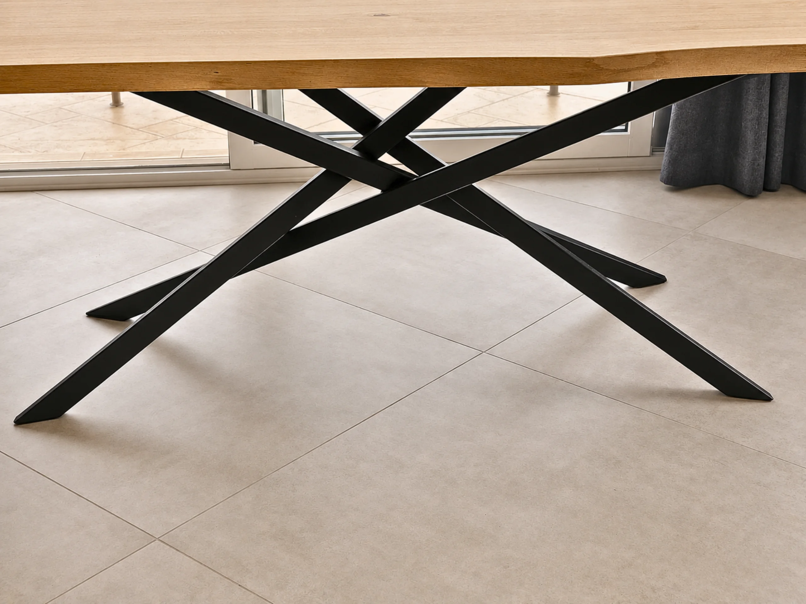 Une table avec un pied Mikado