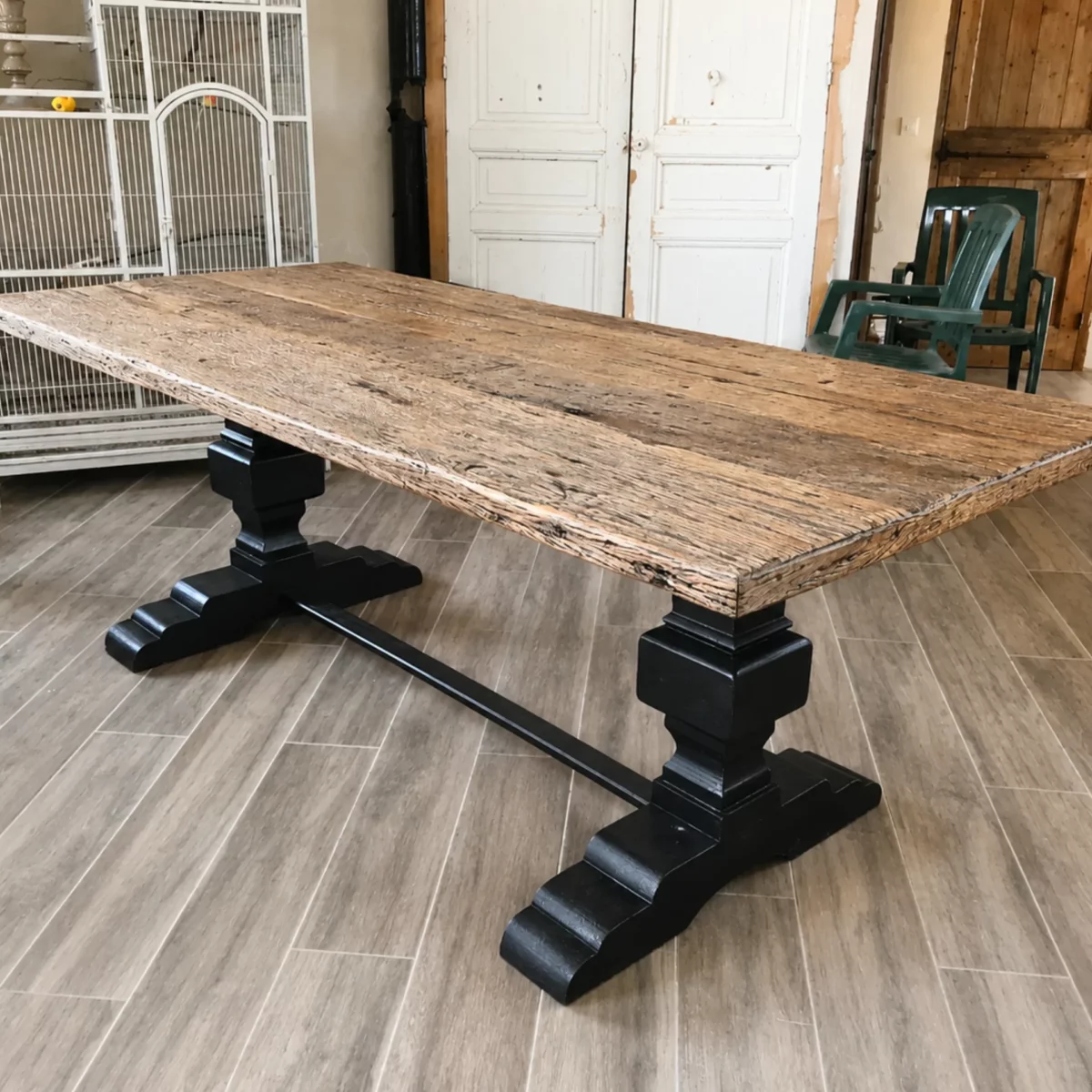 Une table à manger en bois
