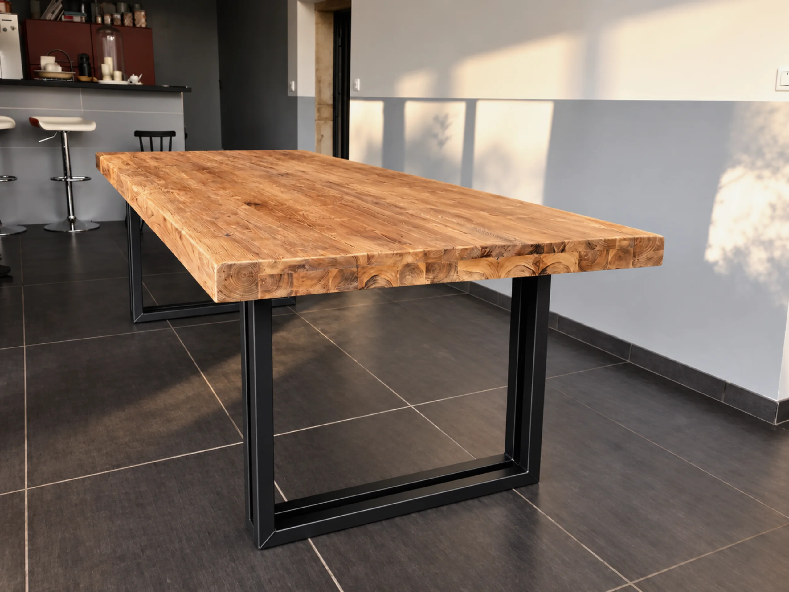 Une table à manger en bois massif et métal