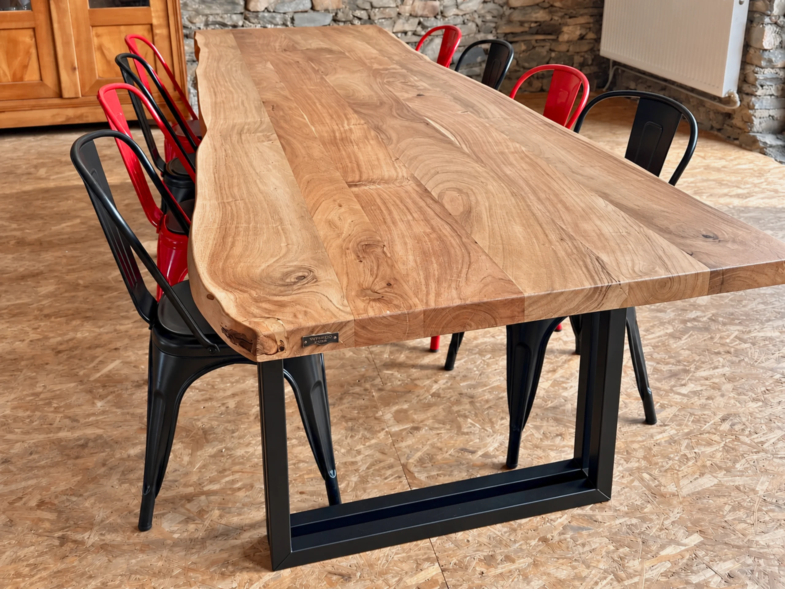 Une table à manger en bois et métal