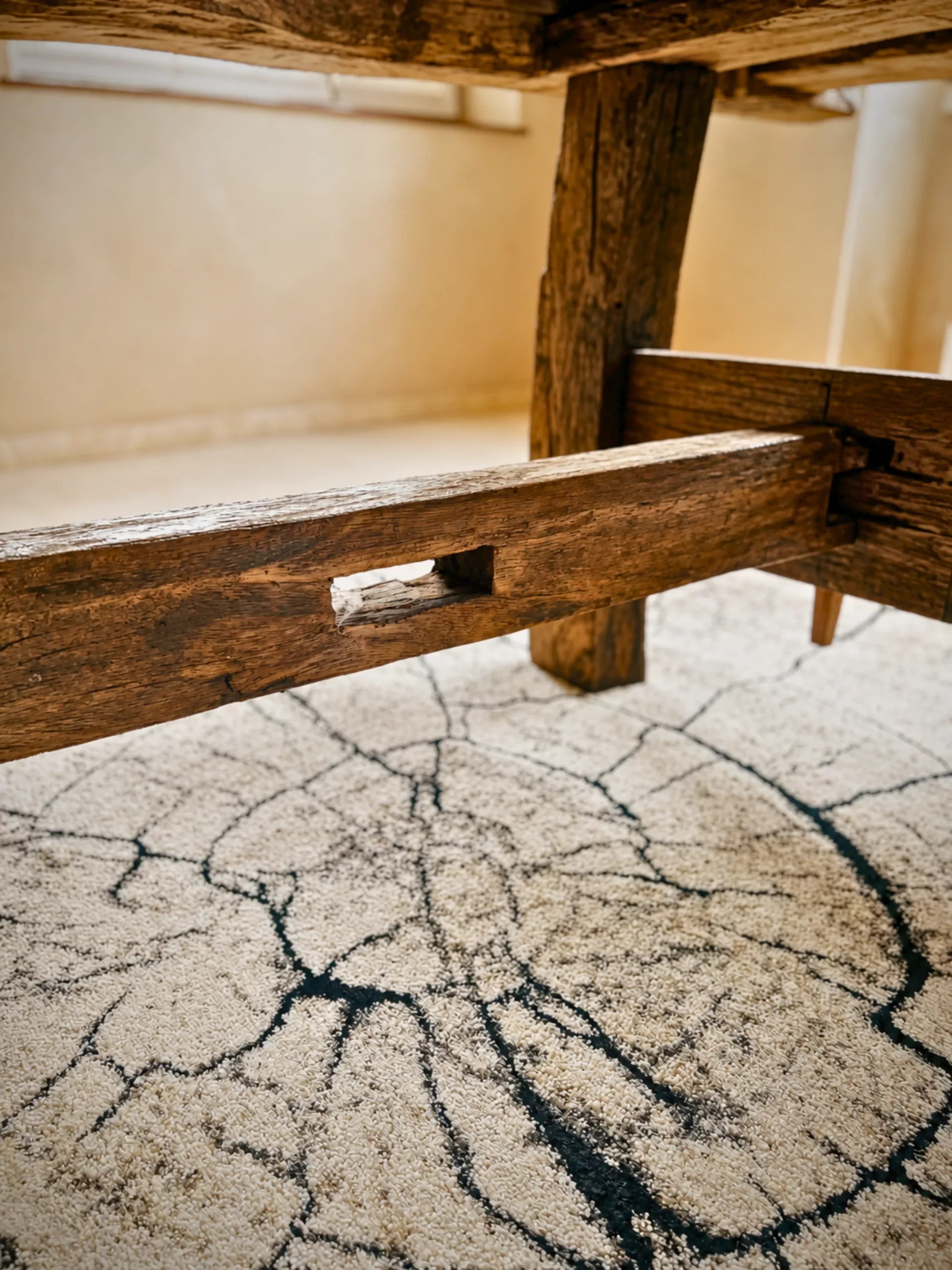 Une table à manger en bois recyclé