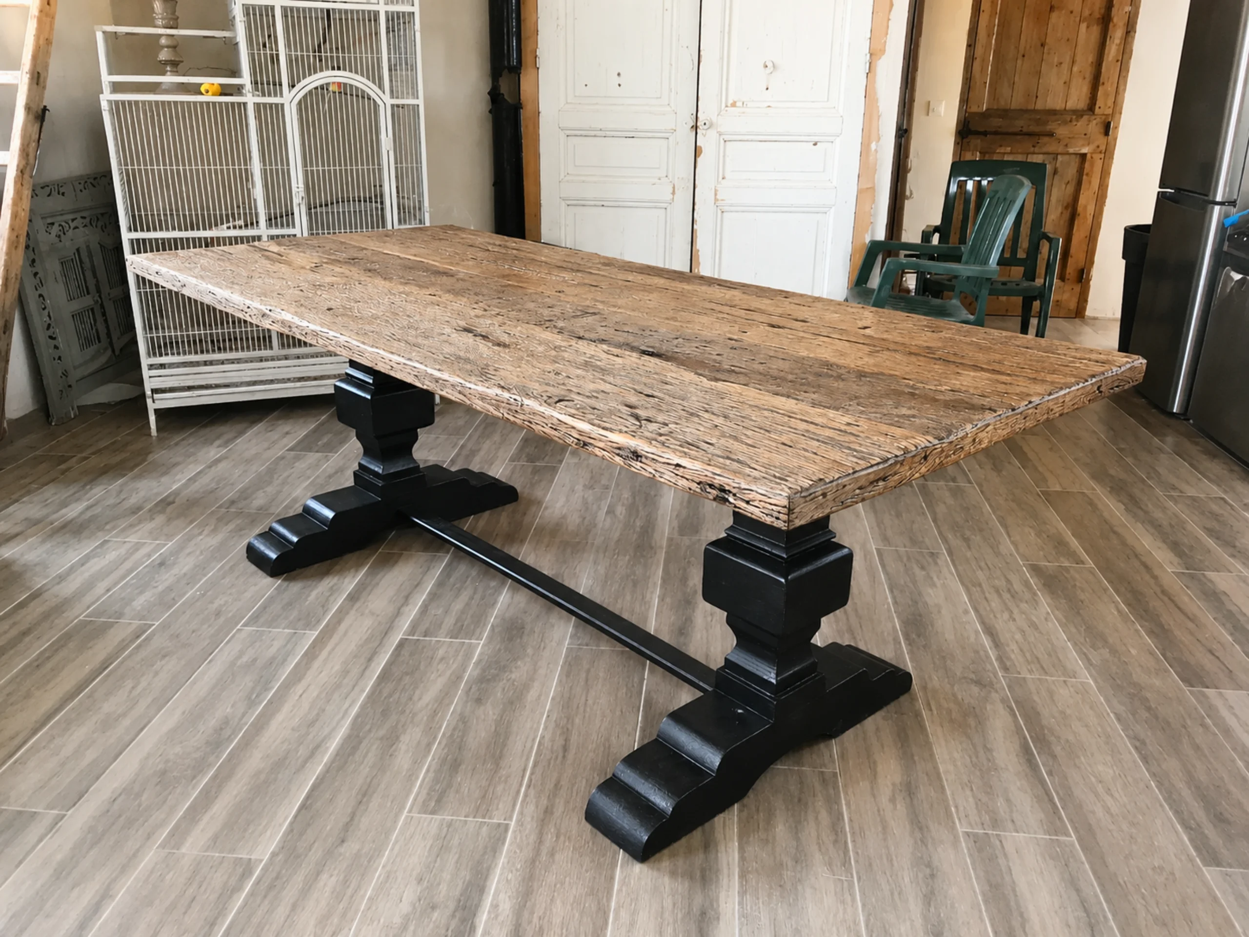 Une table à manger en bois