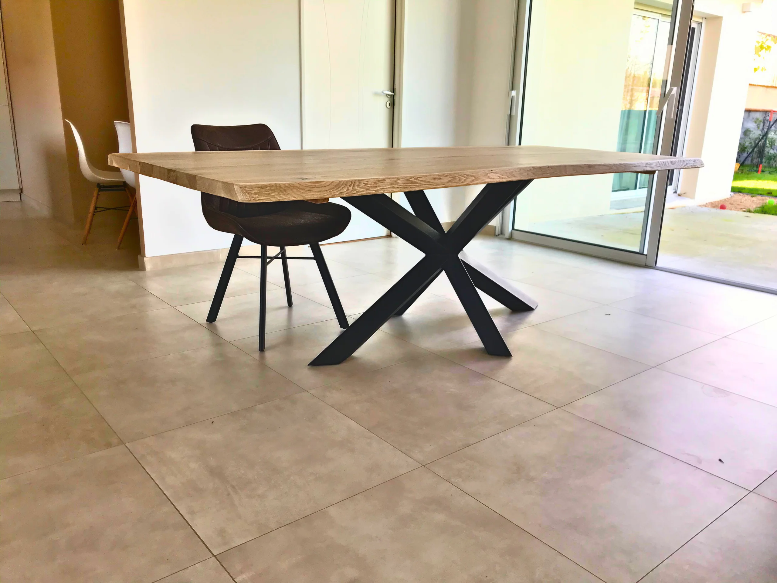 Une table à manger design, avec une chaise