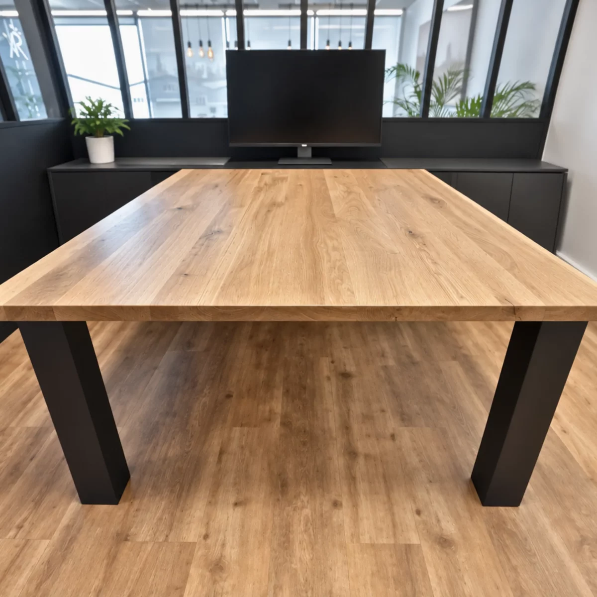 Une table à manger en bois et en acier