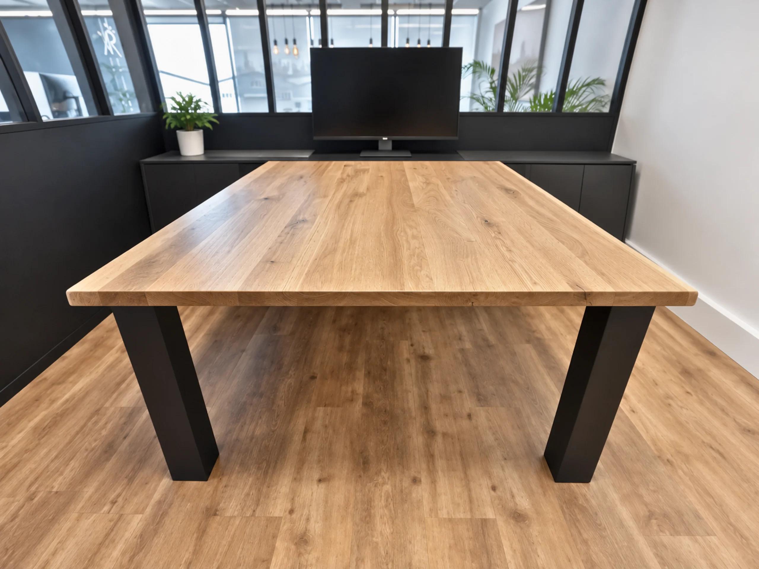 Une table à manger en bois et en acier
