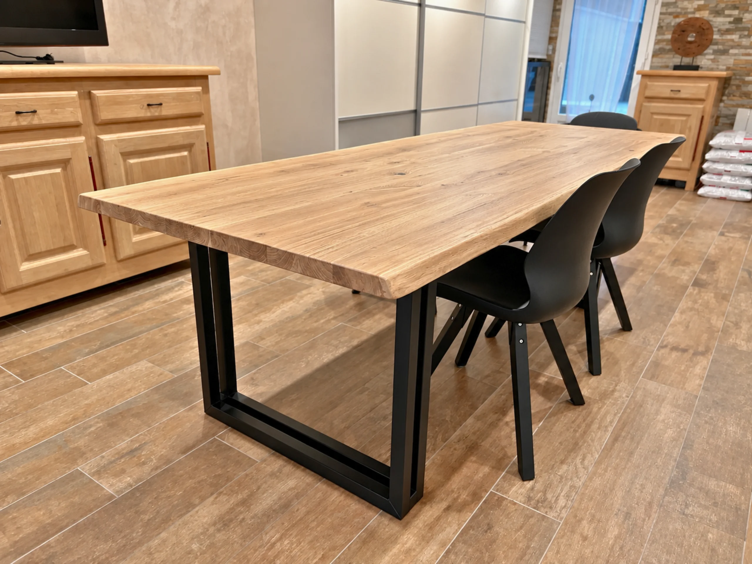 Une grande table à manger en bois et métal