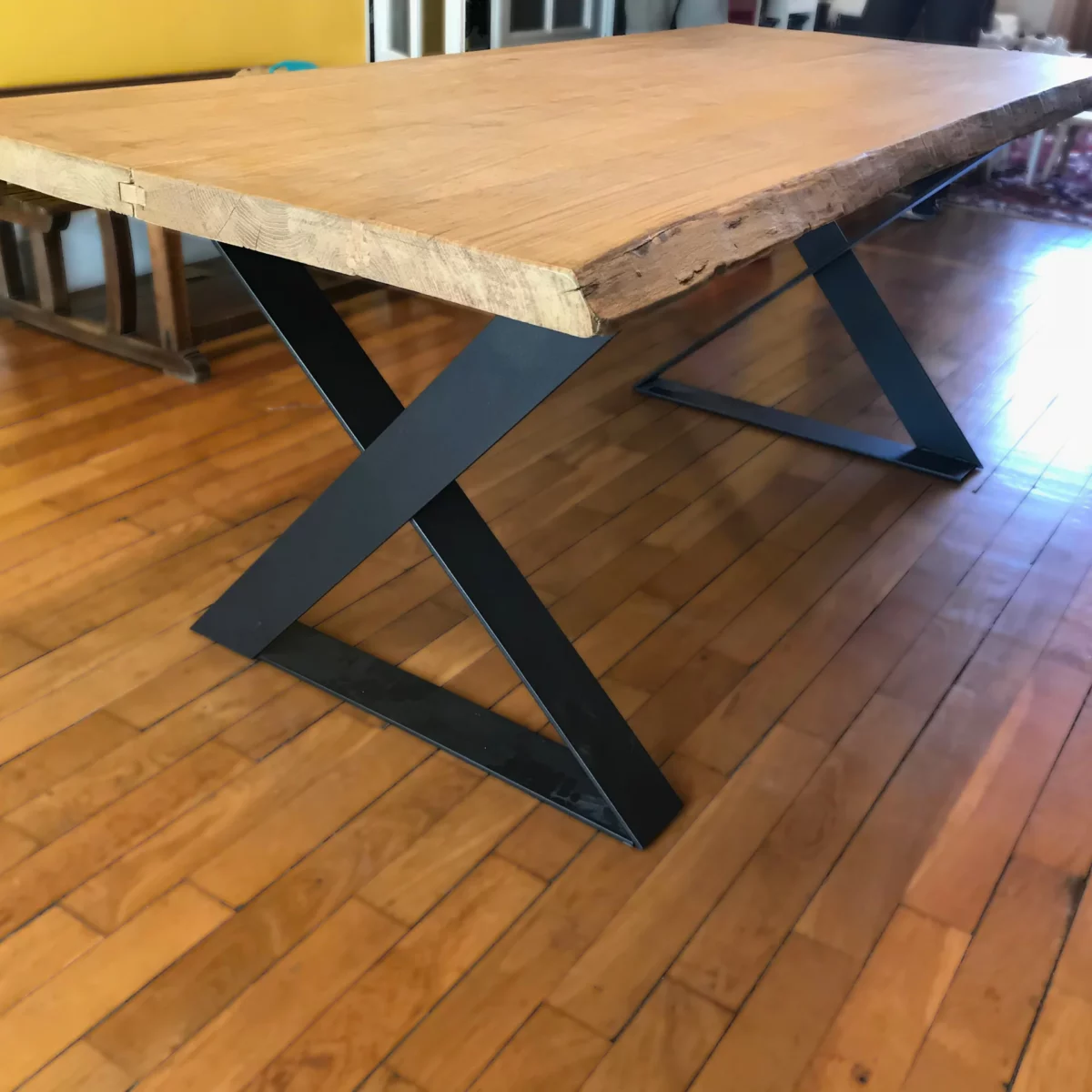 Une table à manger en bois et métal au style industriel