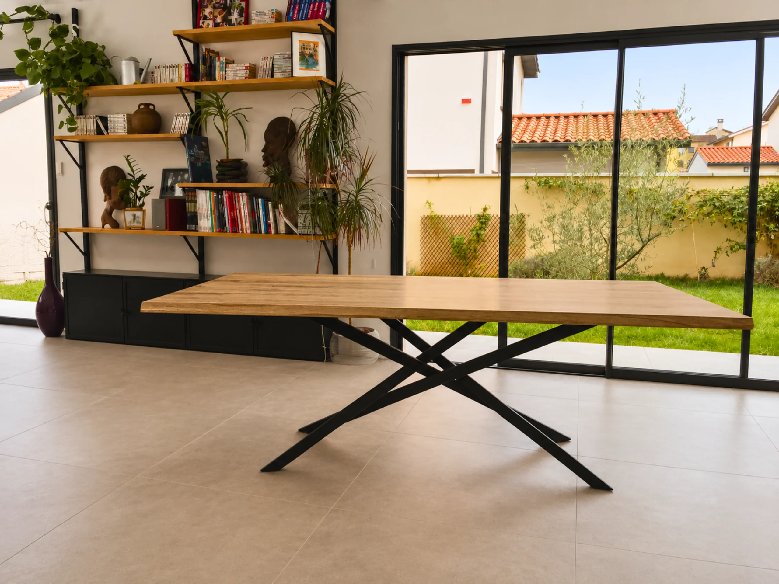 Une table à manger avec un pied Mikado