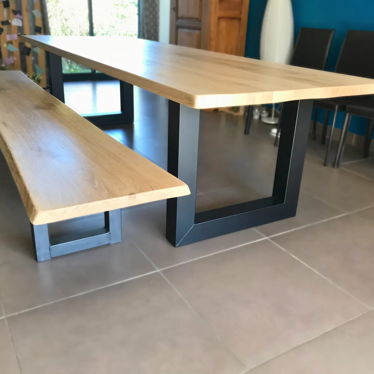 Une table à manger avec des pieds U