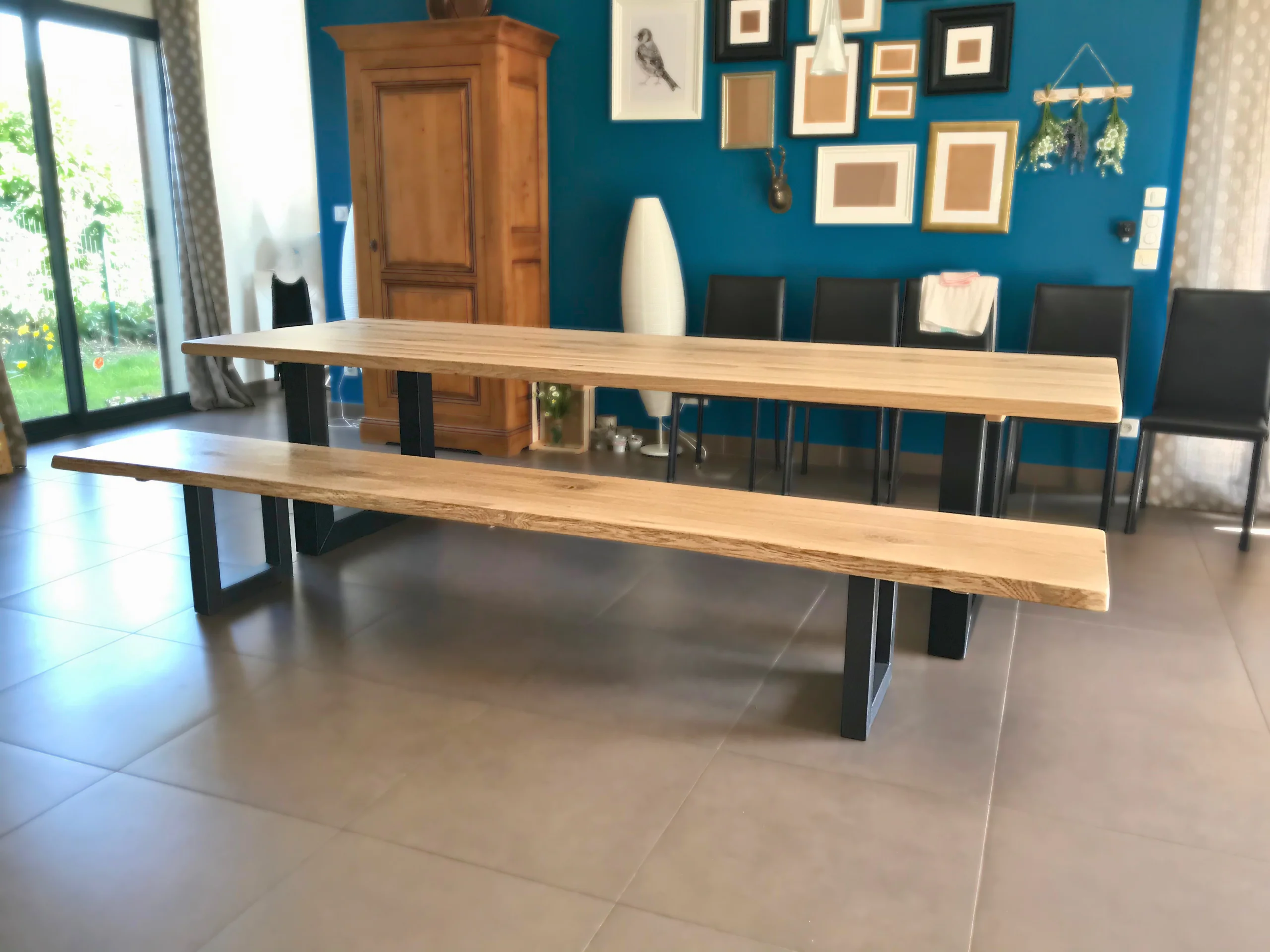 Une table à manger avec pieds U et un banc avec pieds U